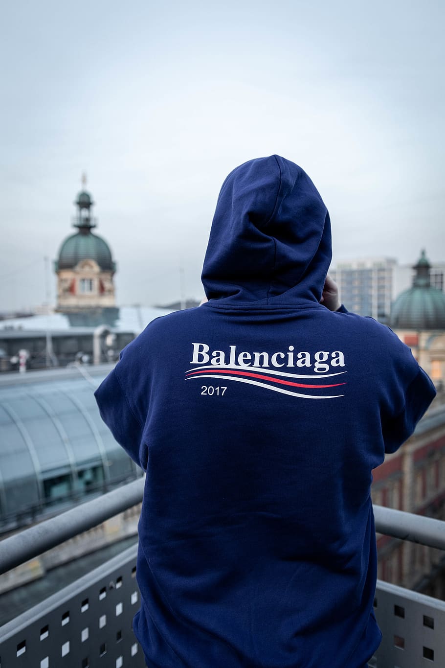Felpa Balenciaga blu con cappuccio, 910x1365 Full HD Verticale, Smartphone