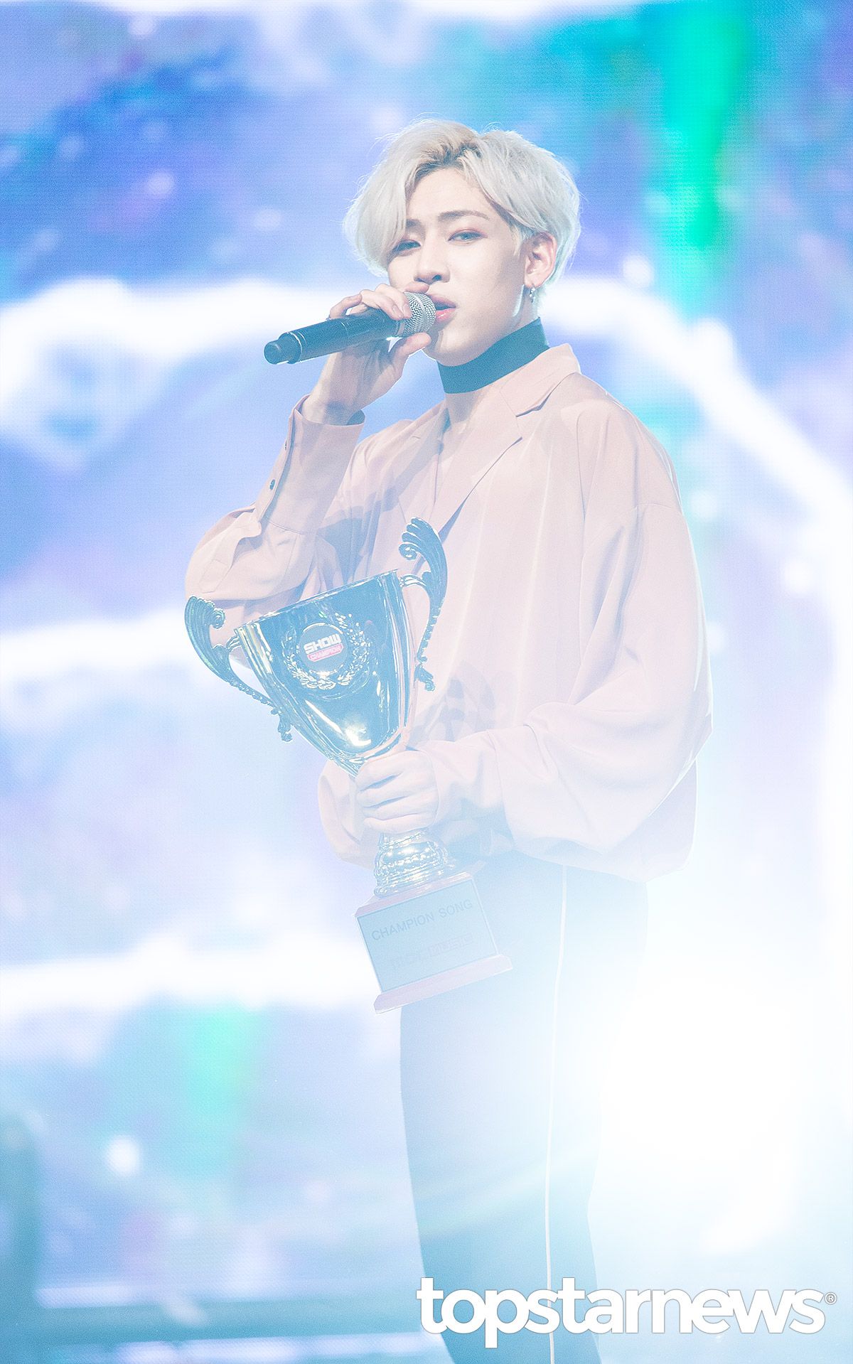 BamBam GOT7 con trofeo, 1200x1919 Verticale, Mobile