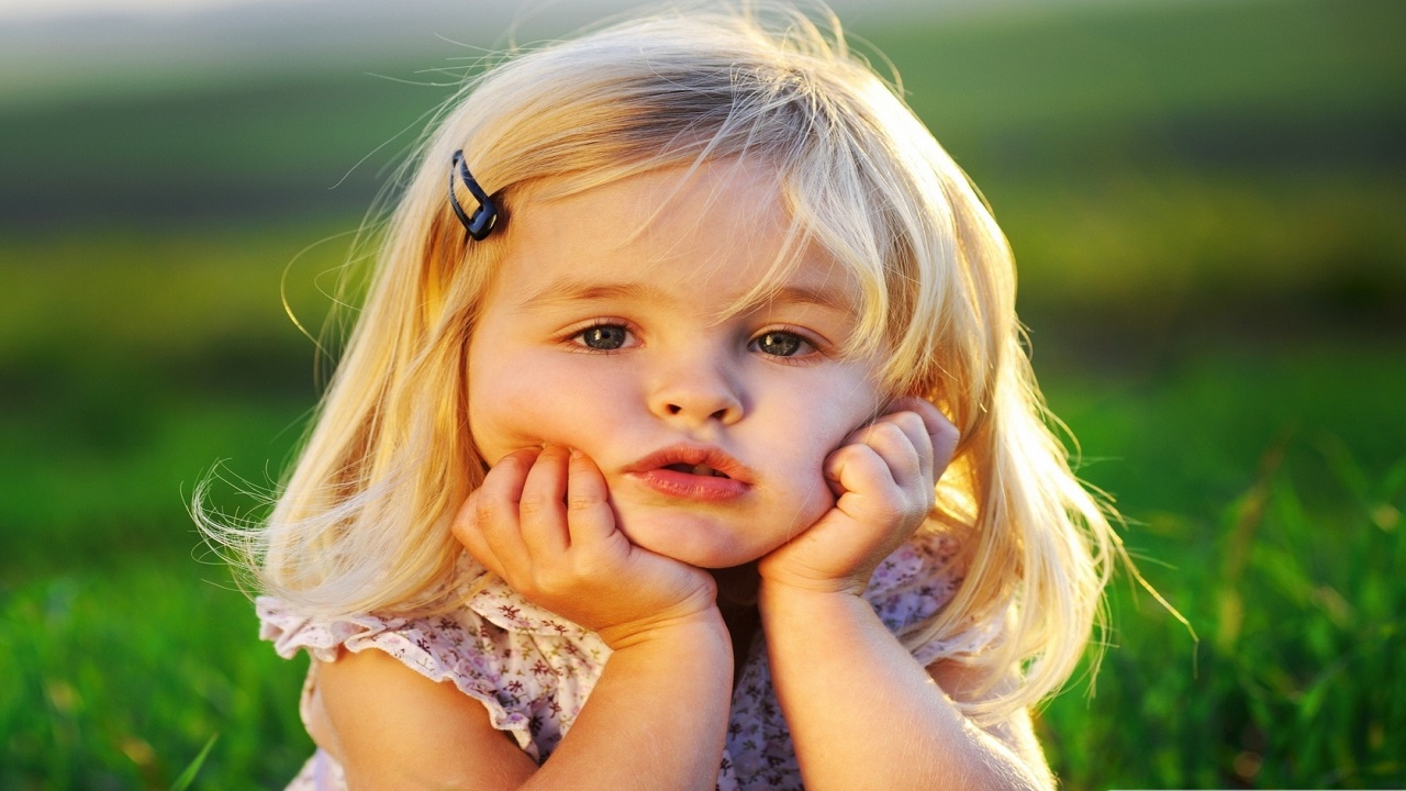 Bambina bionda seduta nell'erba, 1280x720 720p, PC