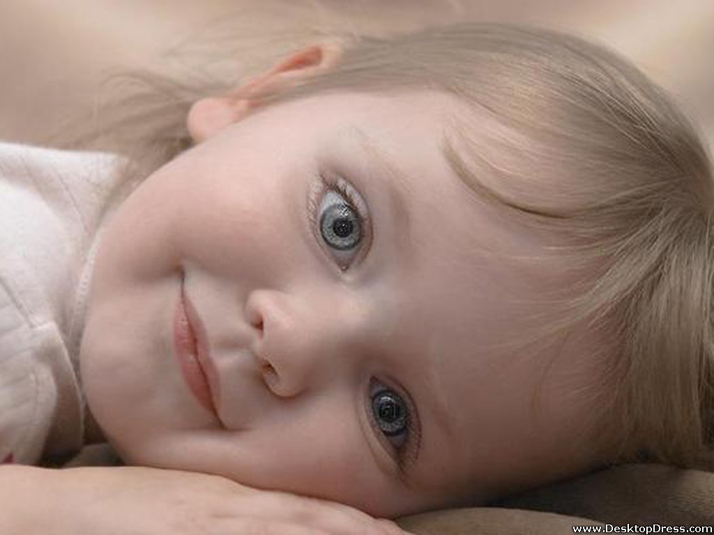 Bambina occhi azzurri sdraiata, 1024x768 HD, Desktop