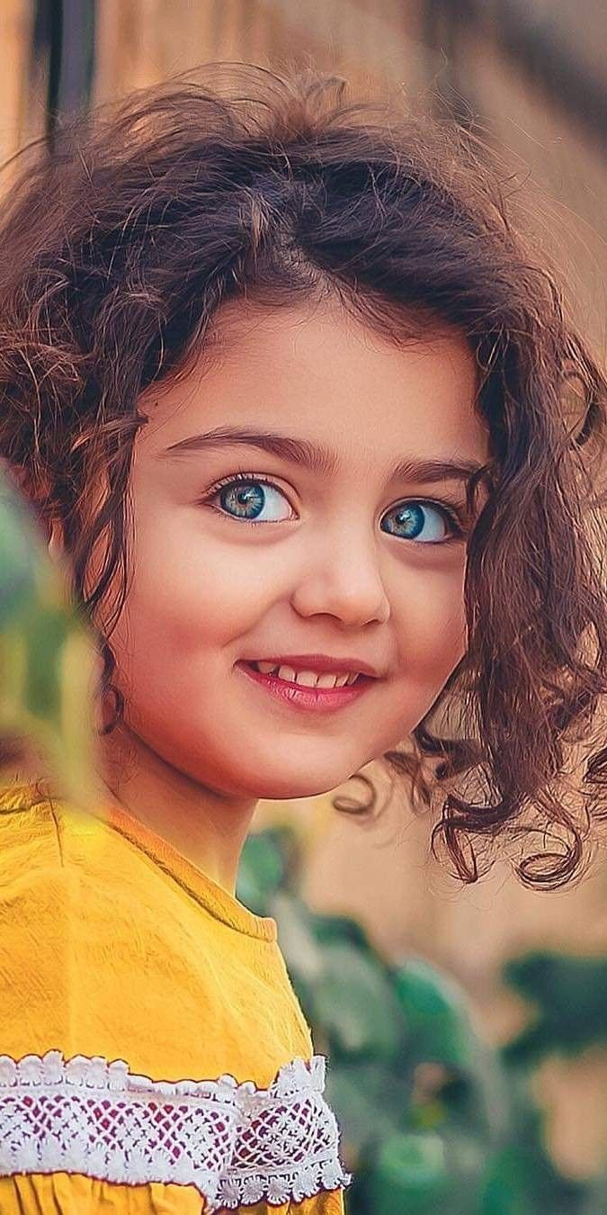 Bambina occhi azzurri sorridente, 675x1350 Verticale, Mobile