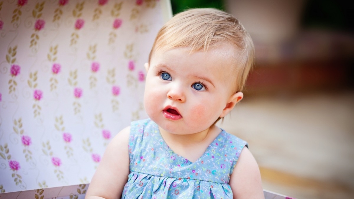 Bambina con vestito floreale blu, 1200x675 HD, Laptop