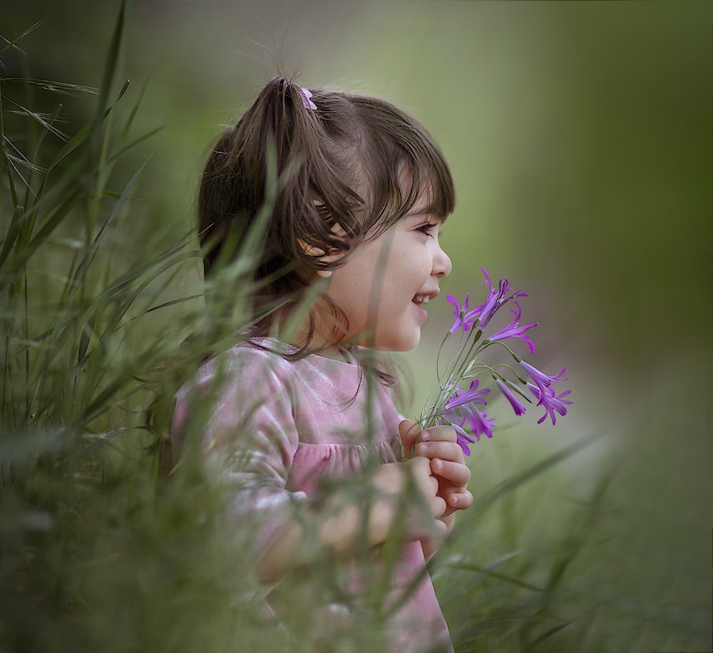Bambina con fiori viola nell'erba, 1000x916 HD, Desktop