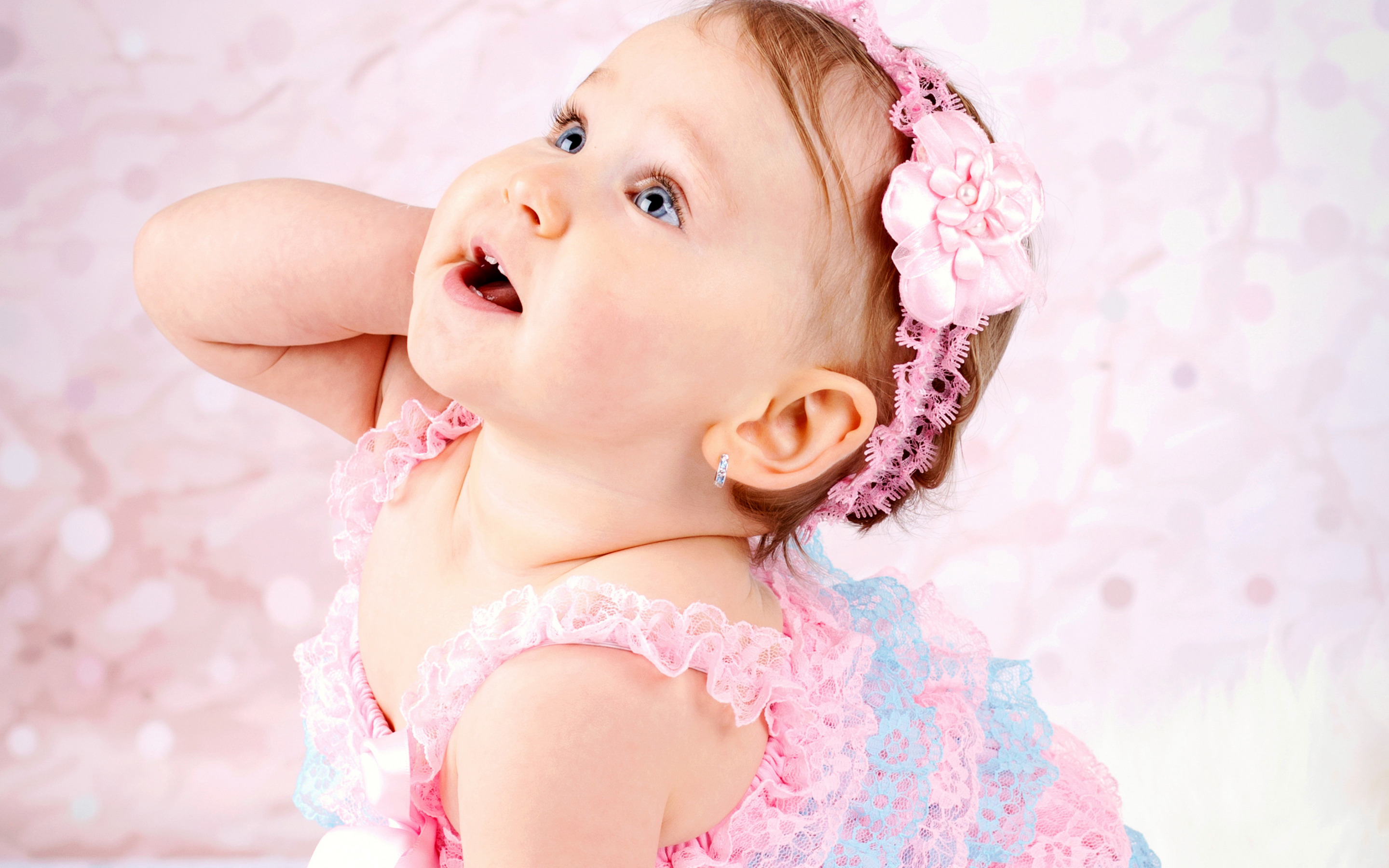 Bambina con fascia floreale rosa, 2880x1800 2K, PC