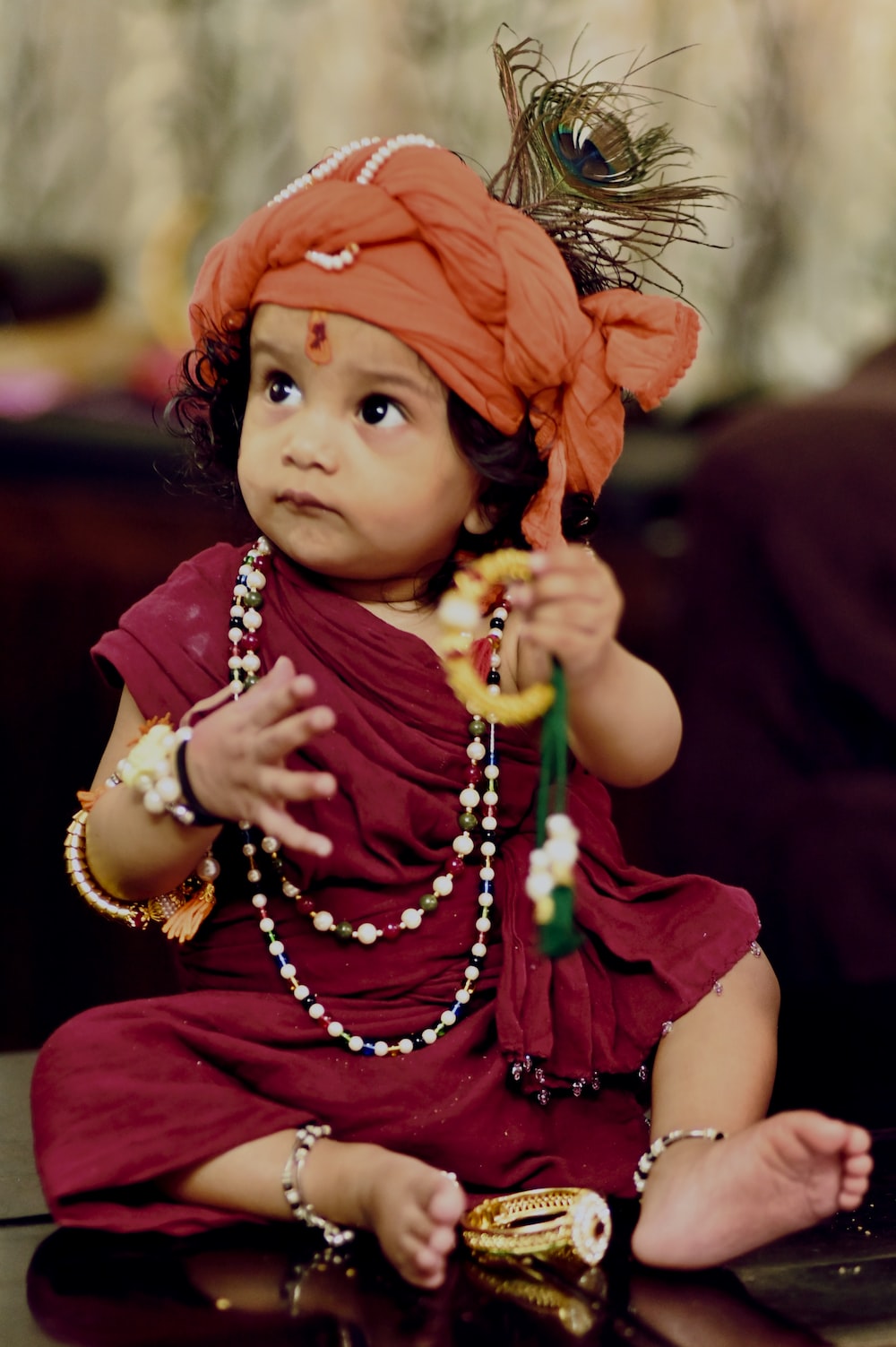 Bambina indiana vestita Krishna, 1000x1503 Verticale, Mobile