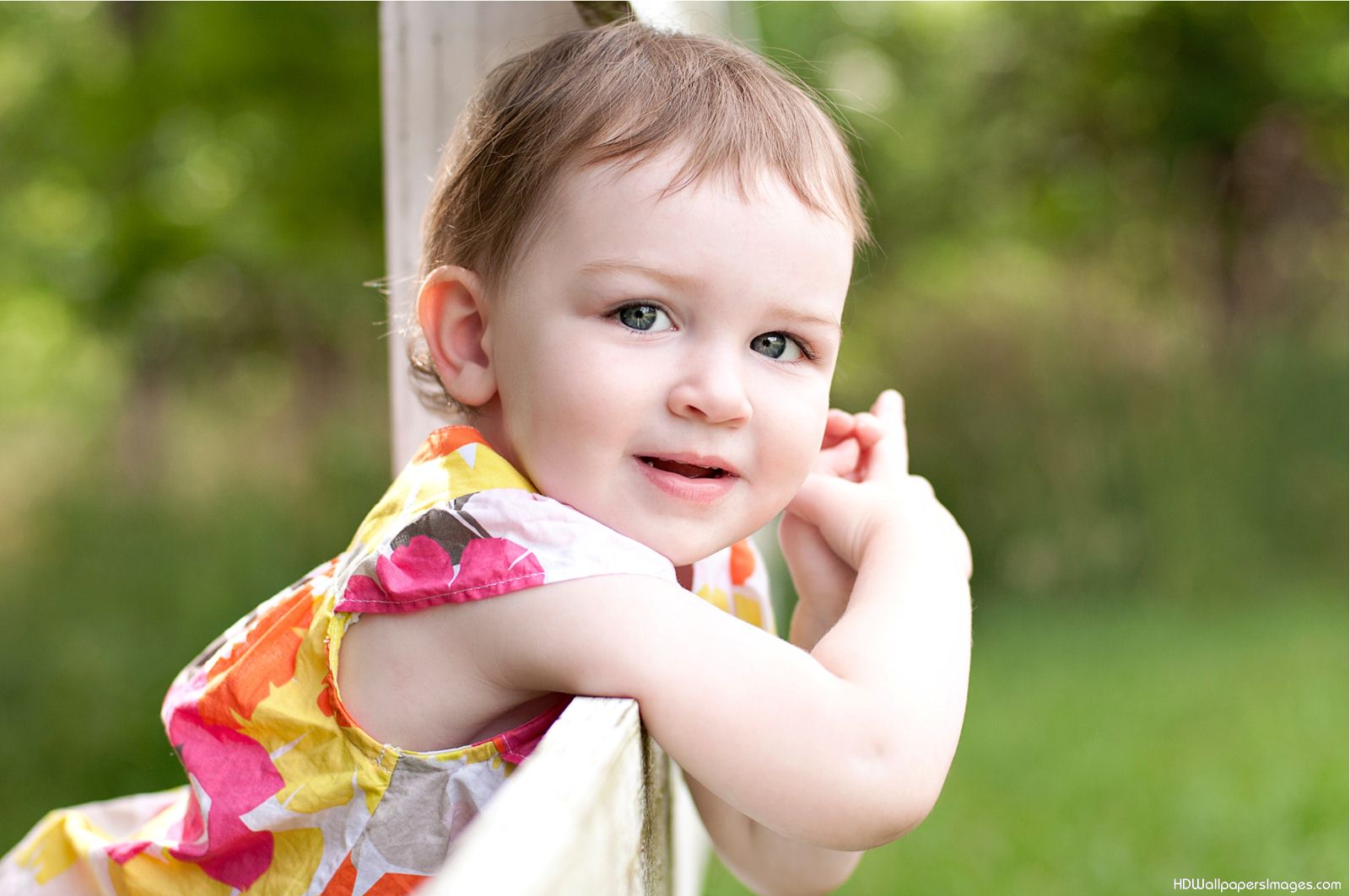 Bambina con abito floreale colorato, 1600x1063 HD, PC