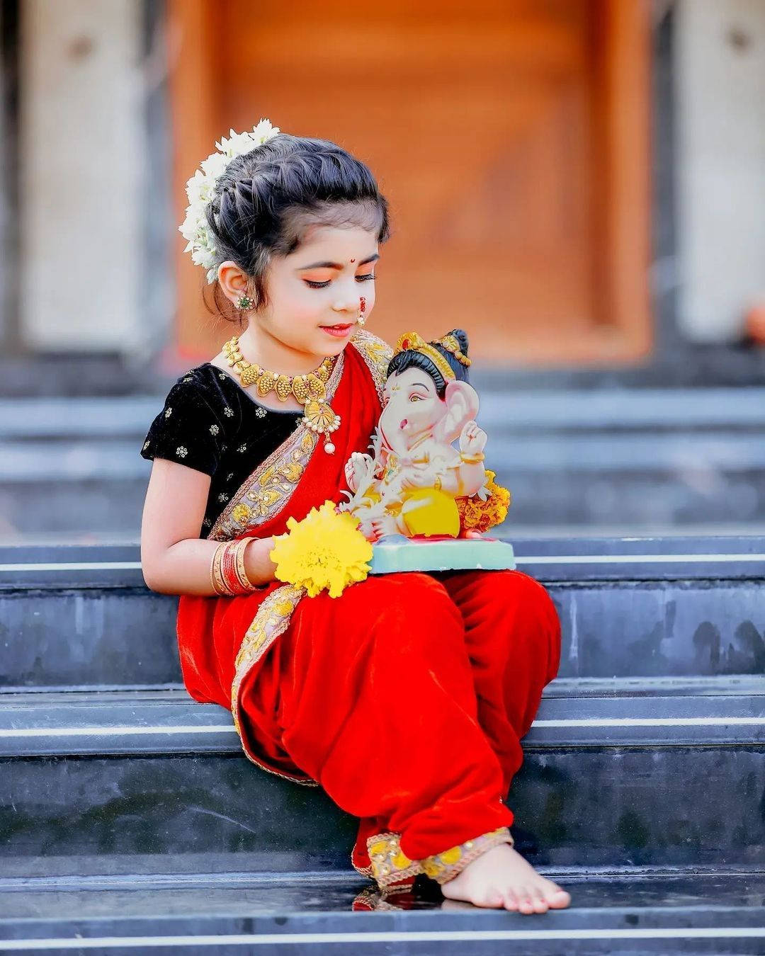Bambina con statuina Ganesha, 1080x1350 Verticale, Telefono