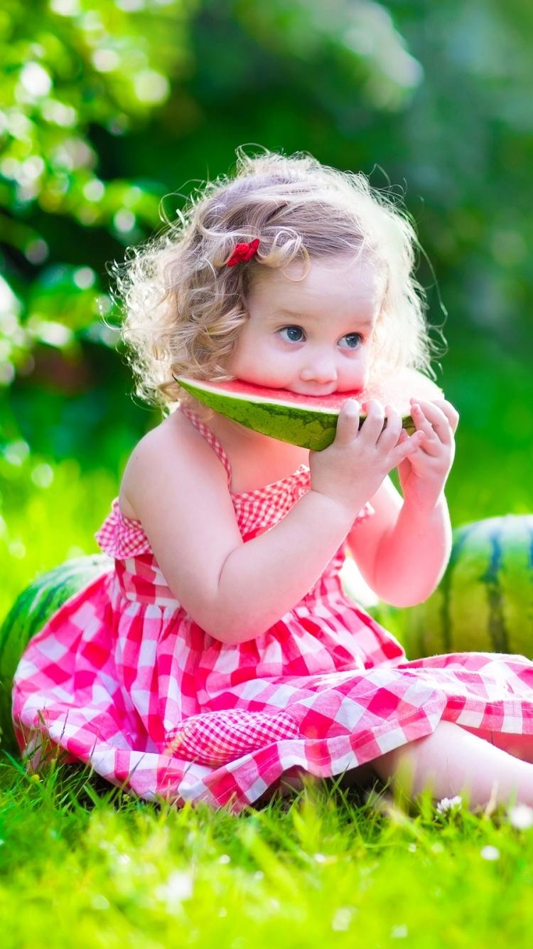 Bambina mangia anguria giardino, 750x1334 Full HD Verticale, iPhone