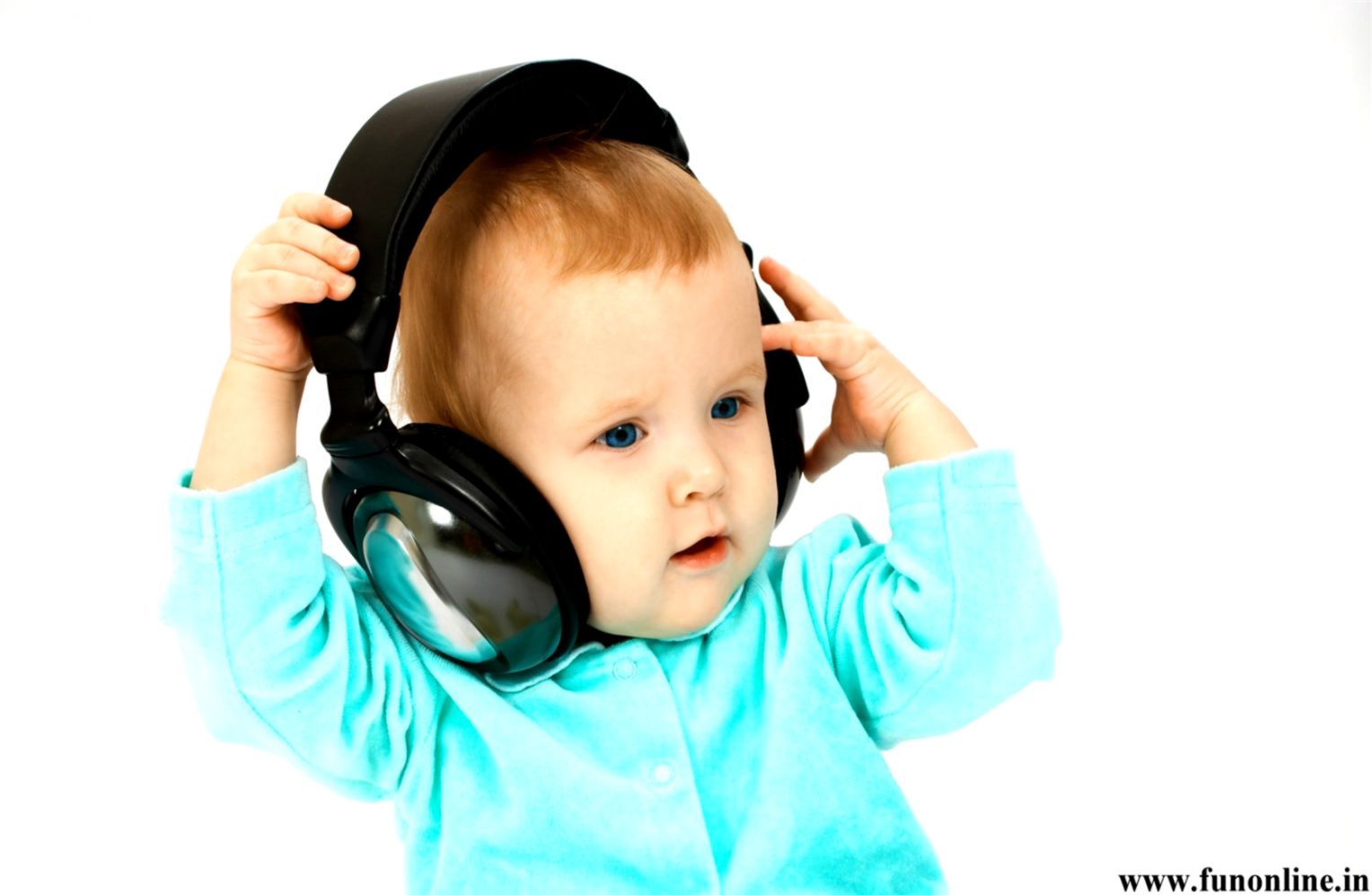 Bambino con cuffie nere, 1528x997 720p, Laptop