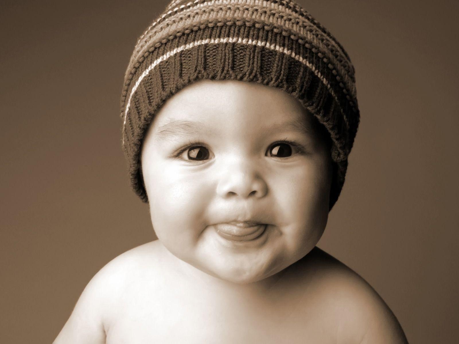 Bambino con berretto lingua fuori, 1600x1200 HD Ready, PC