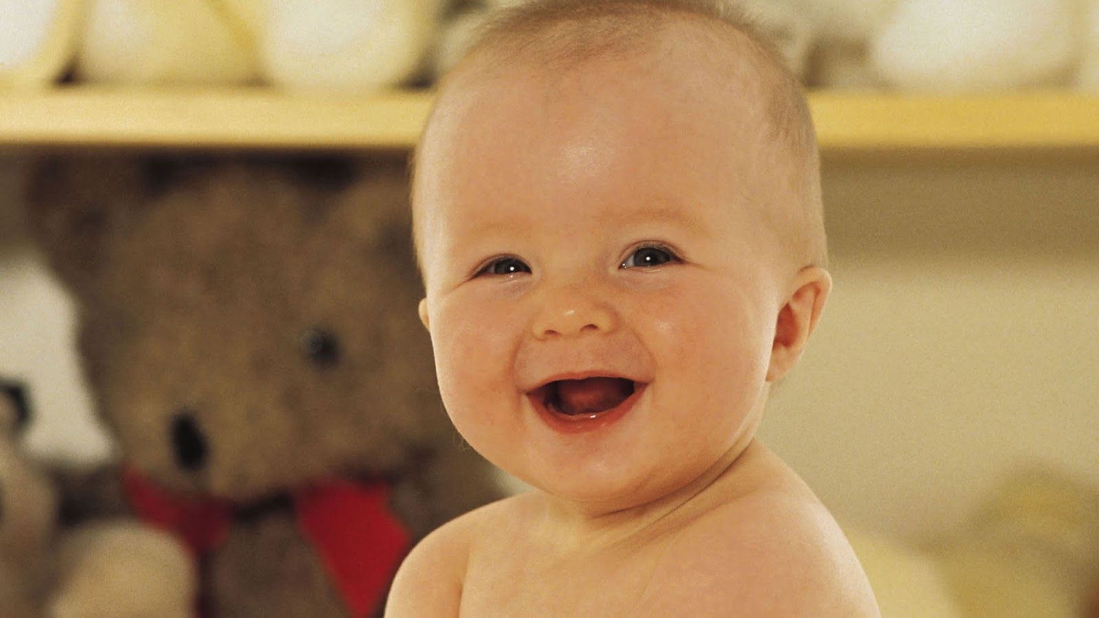 Bebè sorridente con orsacchiotto, 1600x900 HD, Desktop