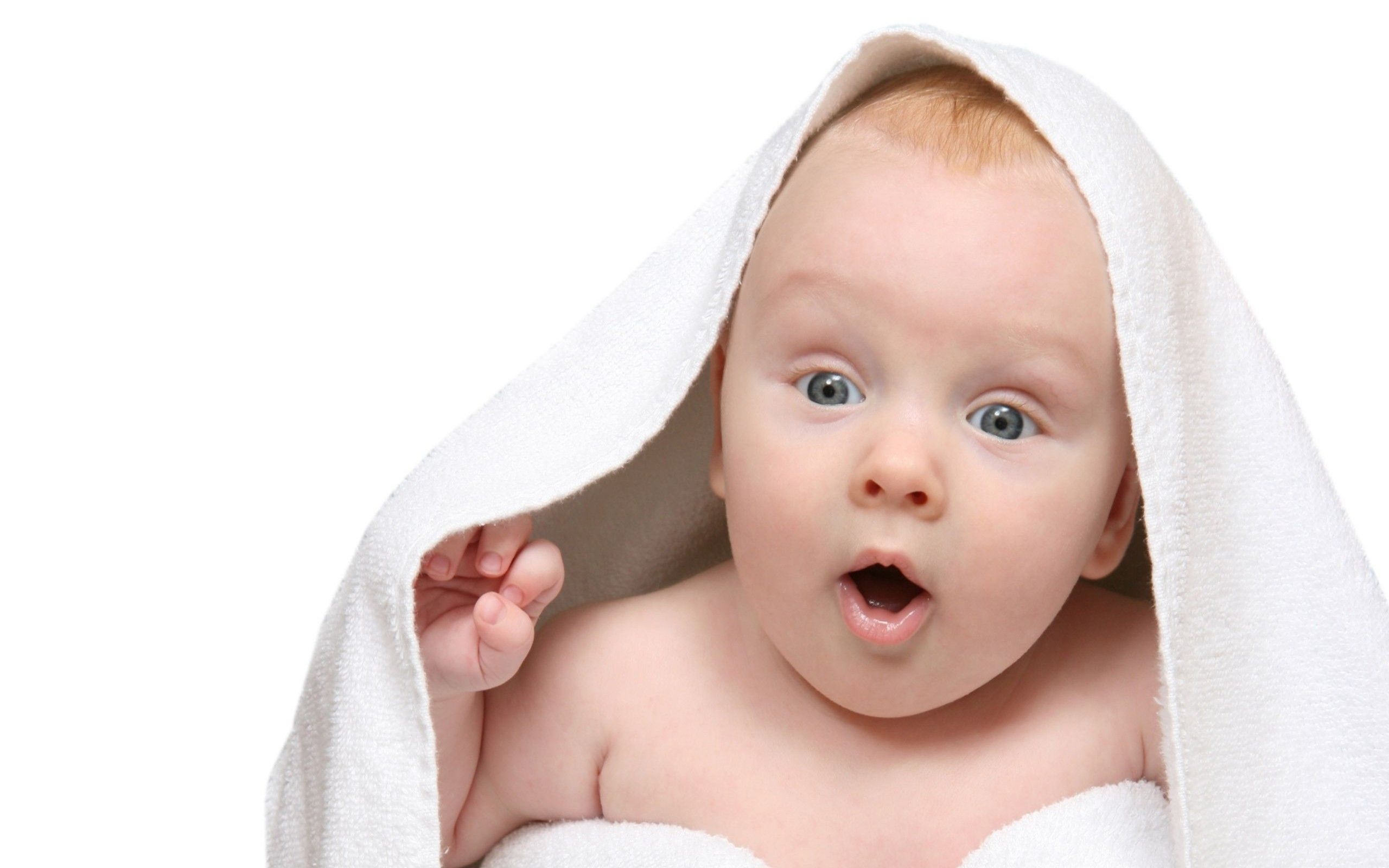 Bambino sorpreso con asciugamano bianco, 2560x1600 2K, Desktop