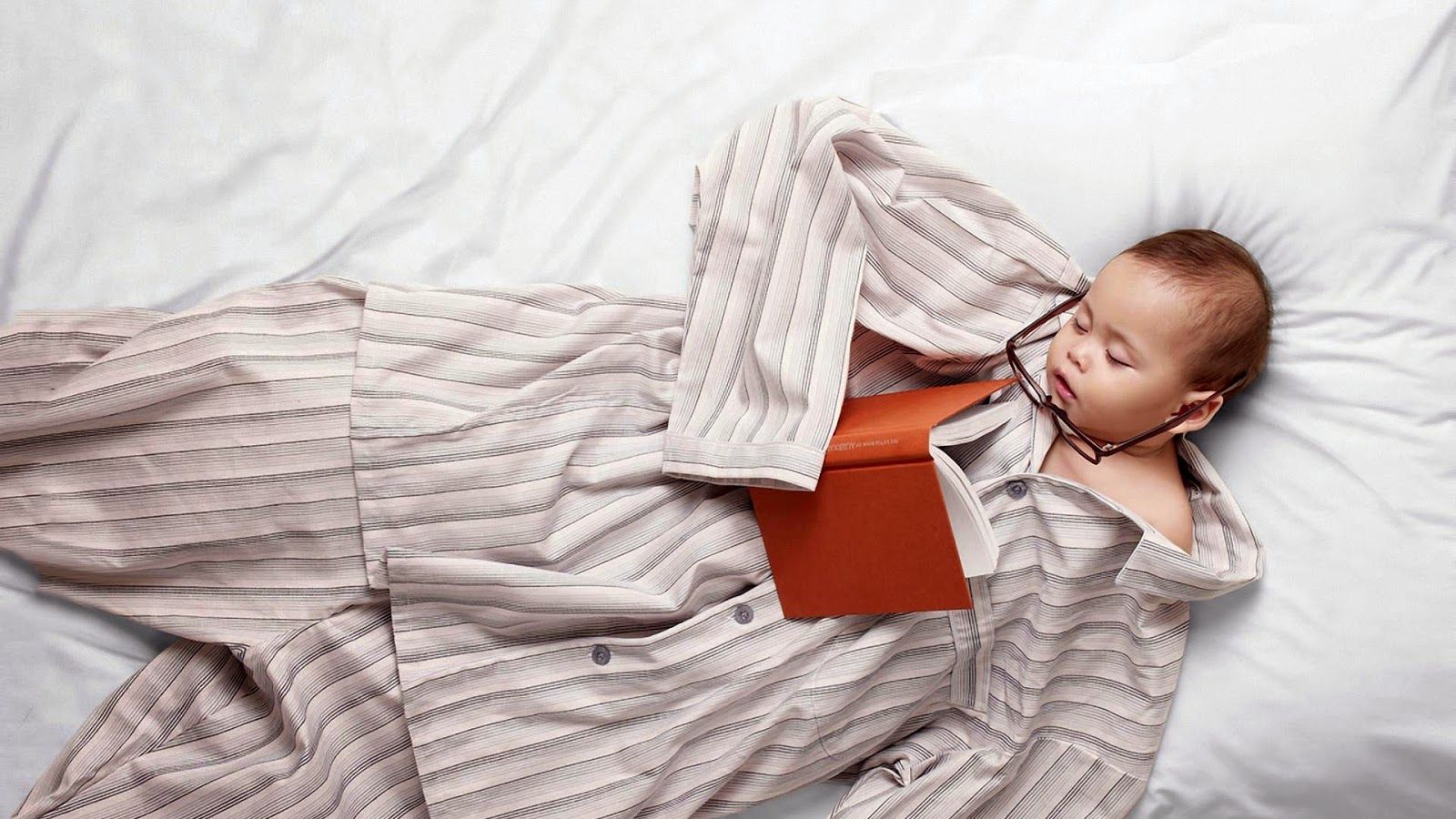 Bambino addormentato con libro, 1600x900 HD, PC