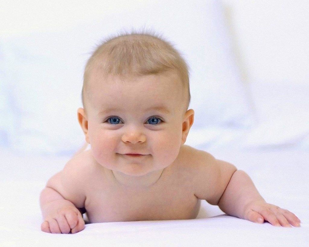 Neonato sorridente su lenzuolo bianco, 1024x819 HD, PC Desktop