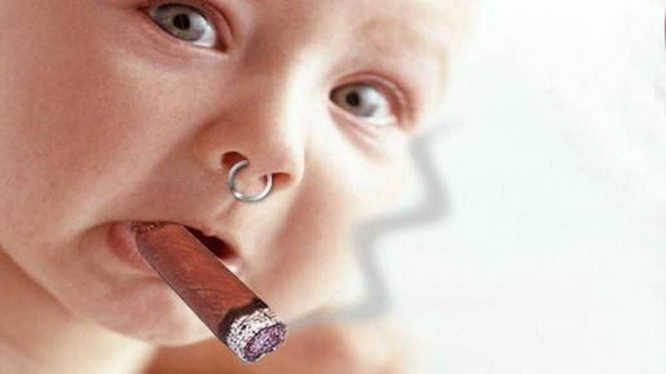 Bambino con sigaro e piercing, 1366x768 HD, Desktop