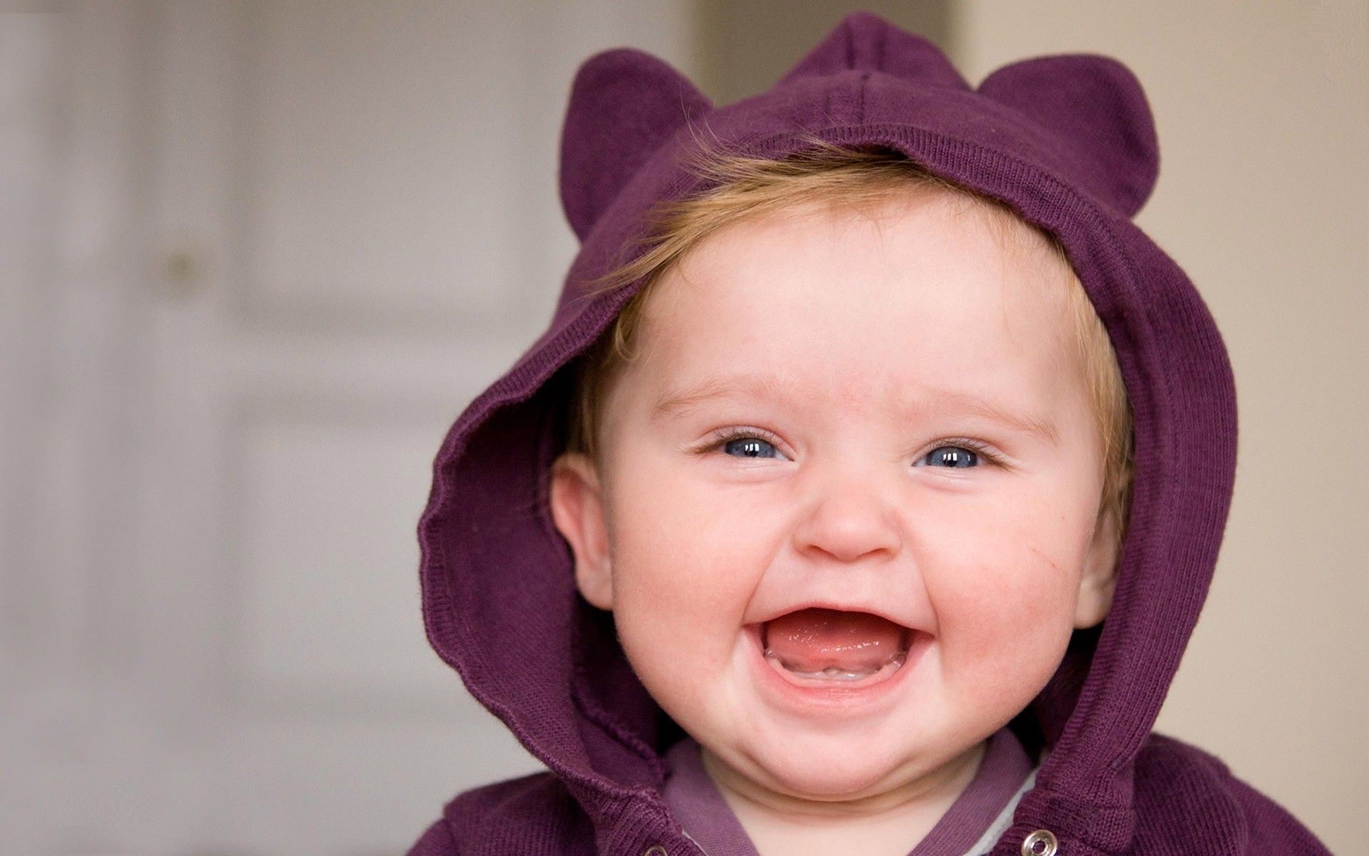Bambino sorridente cappuccio viola, 1920x1200 Full HD+, Laptop