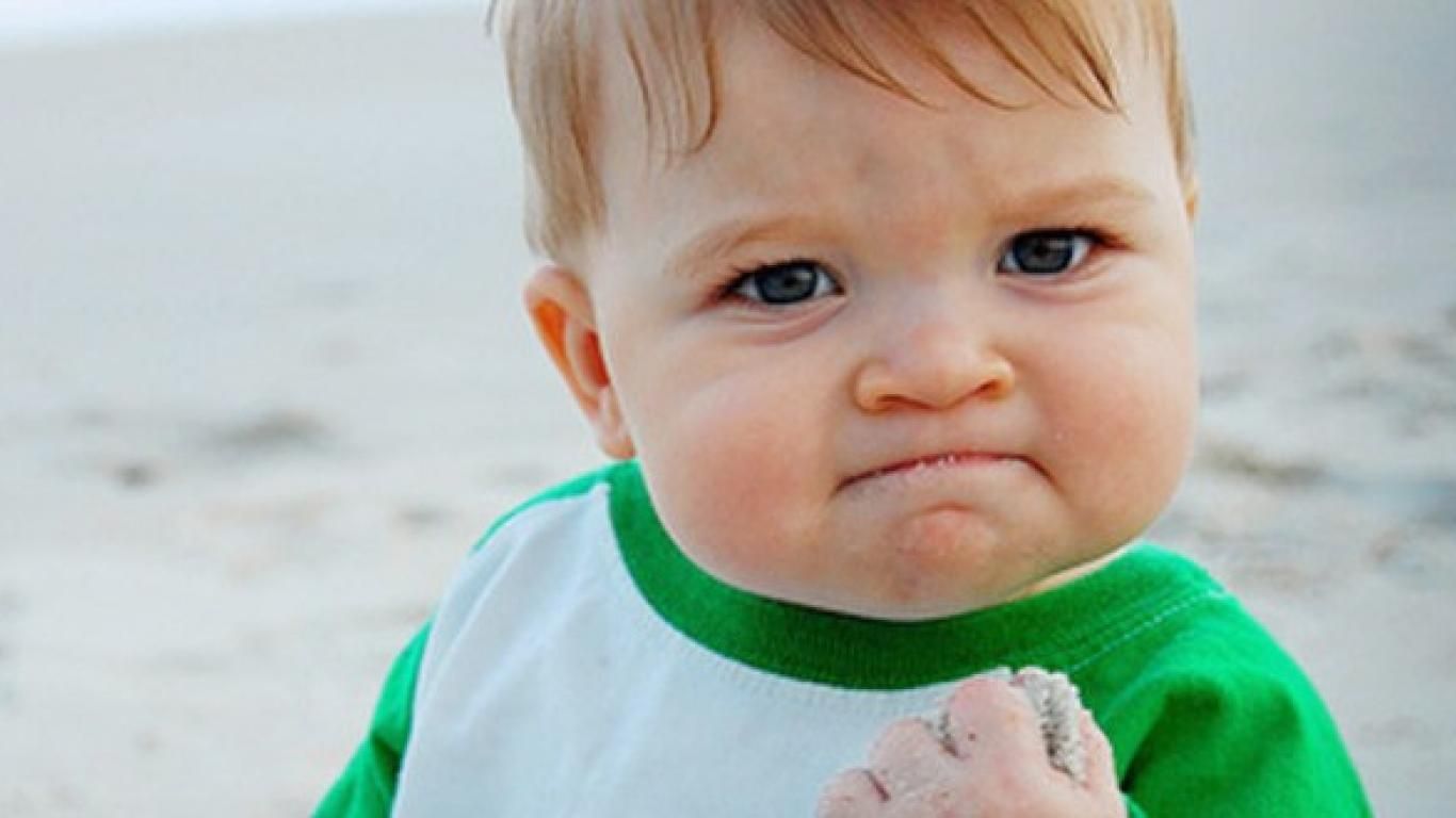 Bambino divertente sulla spiaggia, 1366x768 720p, iMac