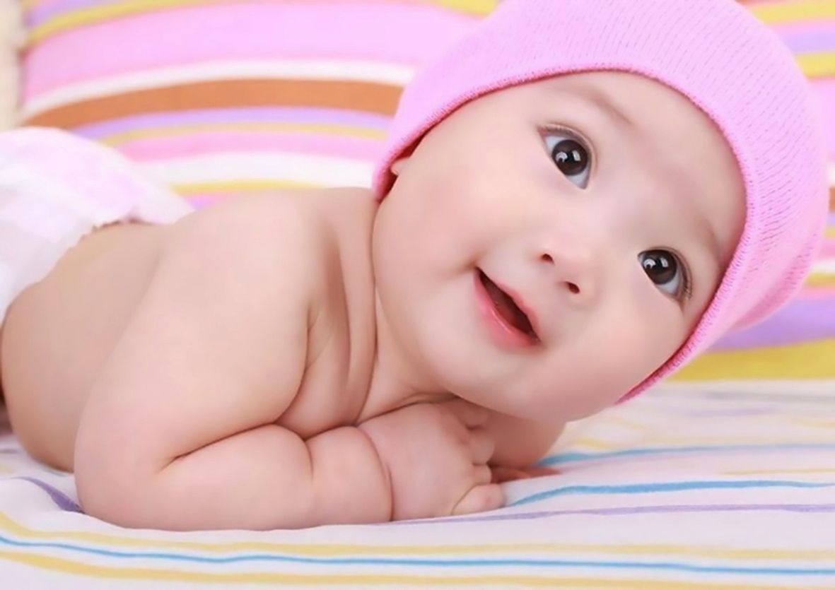 Neonato sorridente con cappellino rosa, 1181x835 HD, Desktop