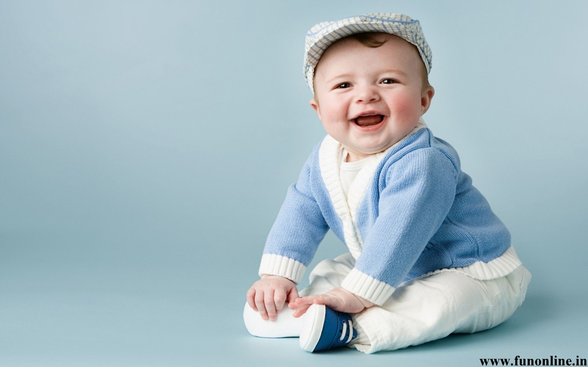 Bimbo sorridente con cappellino, 1920x1200 Full HD+, iMac