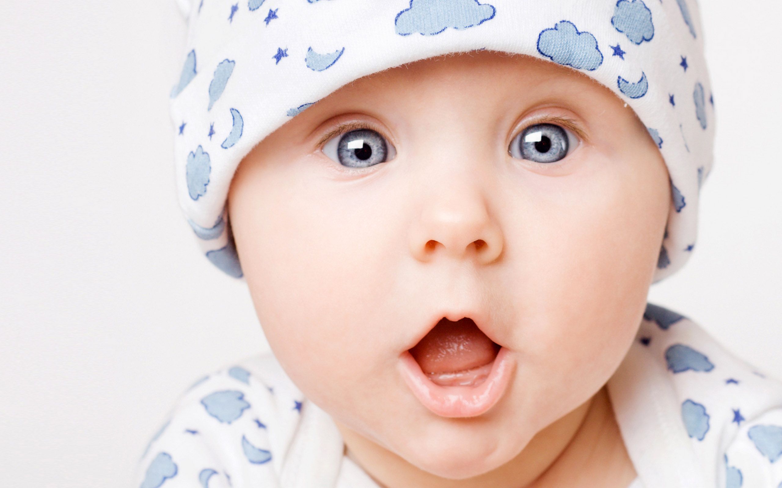 Bambino sorpreso cappellino nuvole, 2560x1600 2K, PC