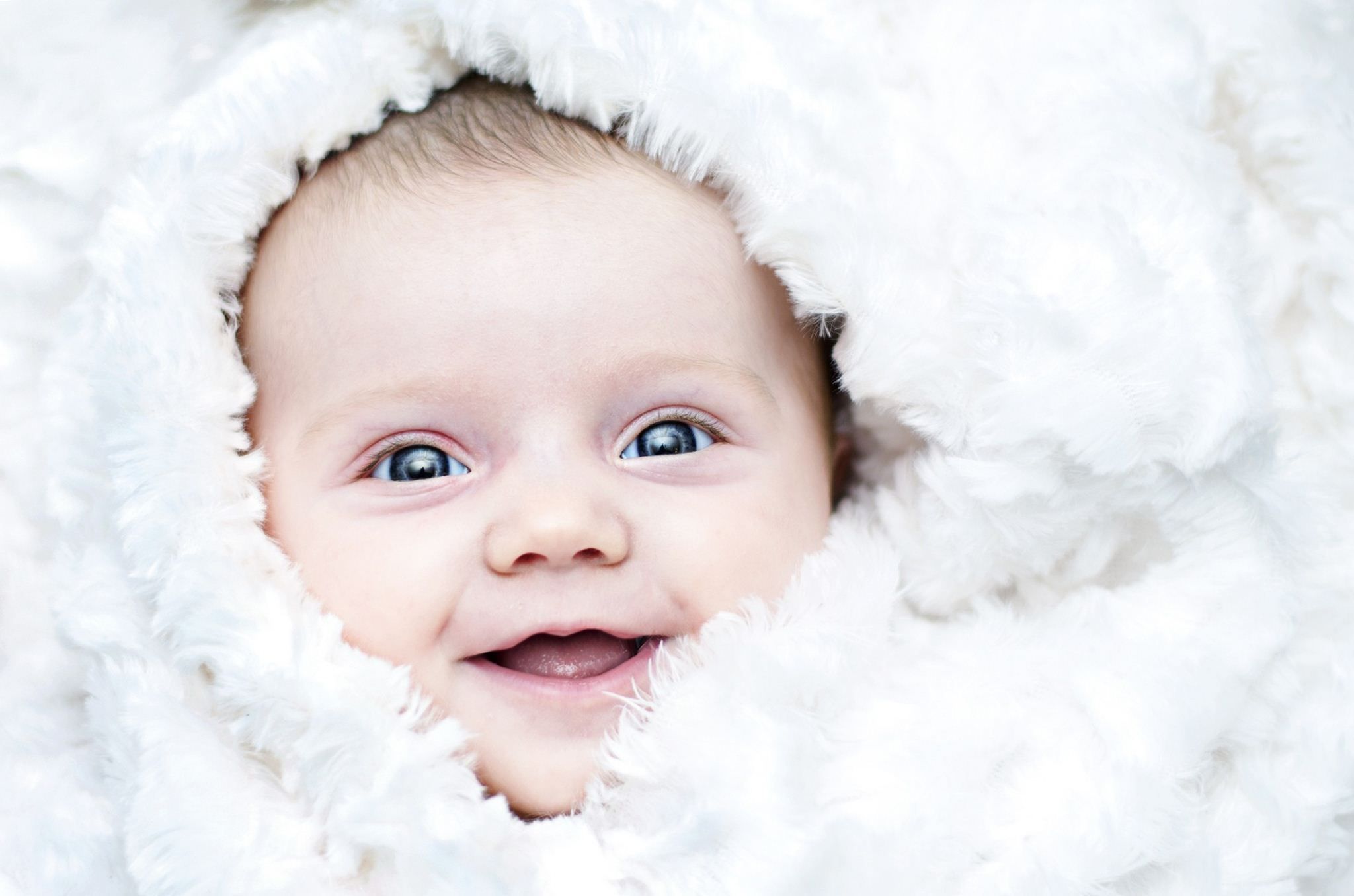 Neonato sorridente avvolto coperta bianca, 2048x1356 Hi-Res, Laptop