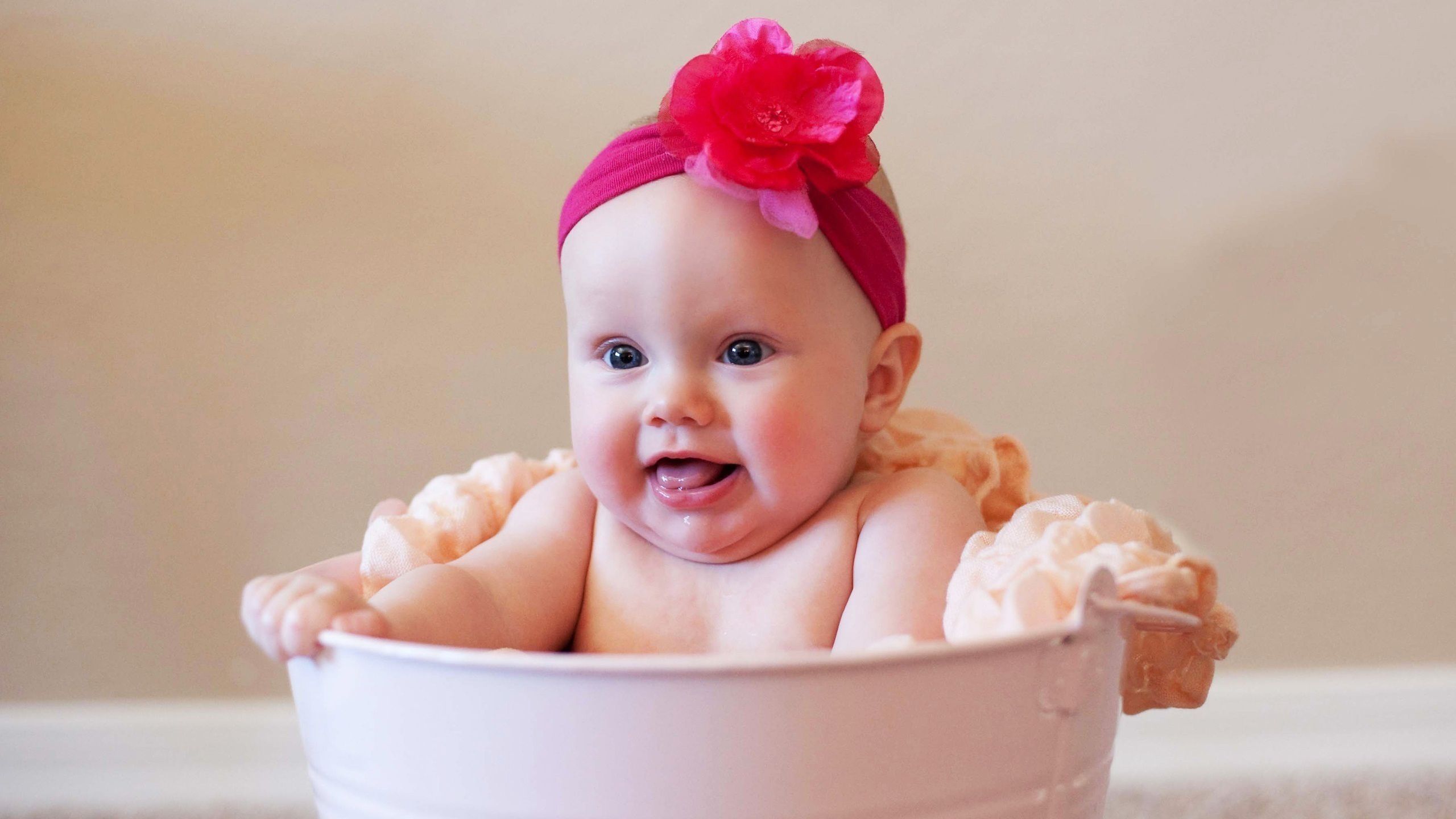 Bimba sorridente in vasca, 2560x1440 2K QHD, PC