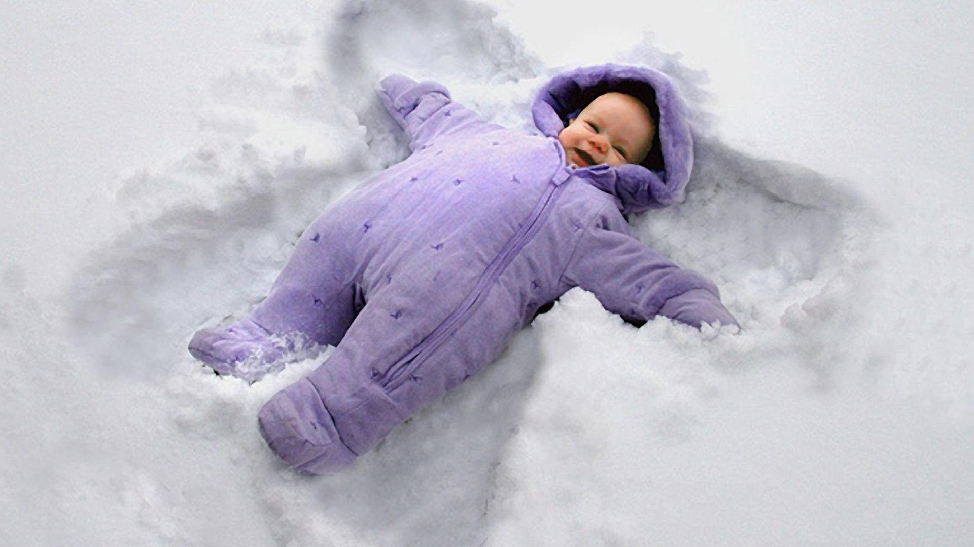 Bambino tuta viola nella neve, 1920x1080 Full HD, Desktop