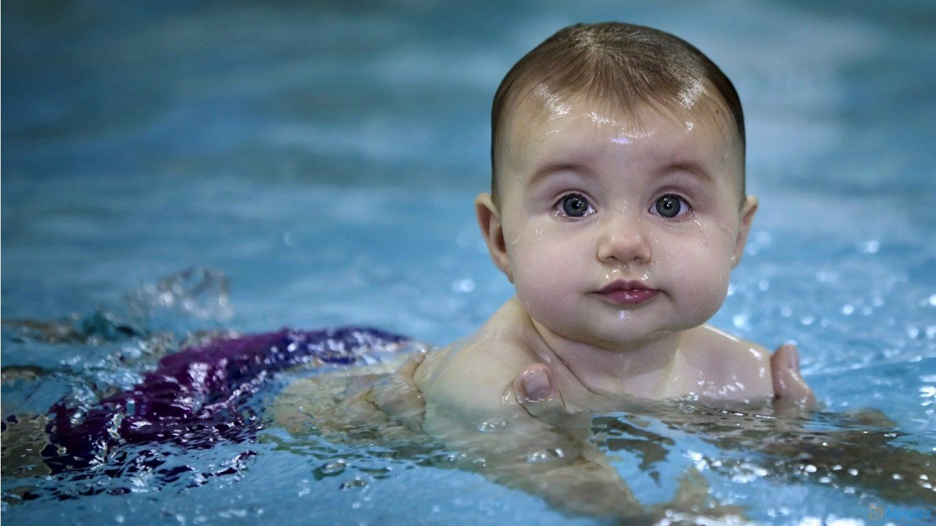 Bambino che nuota in piscina, 1366x768 HD, Desktop