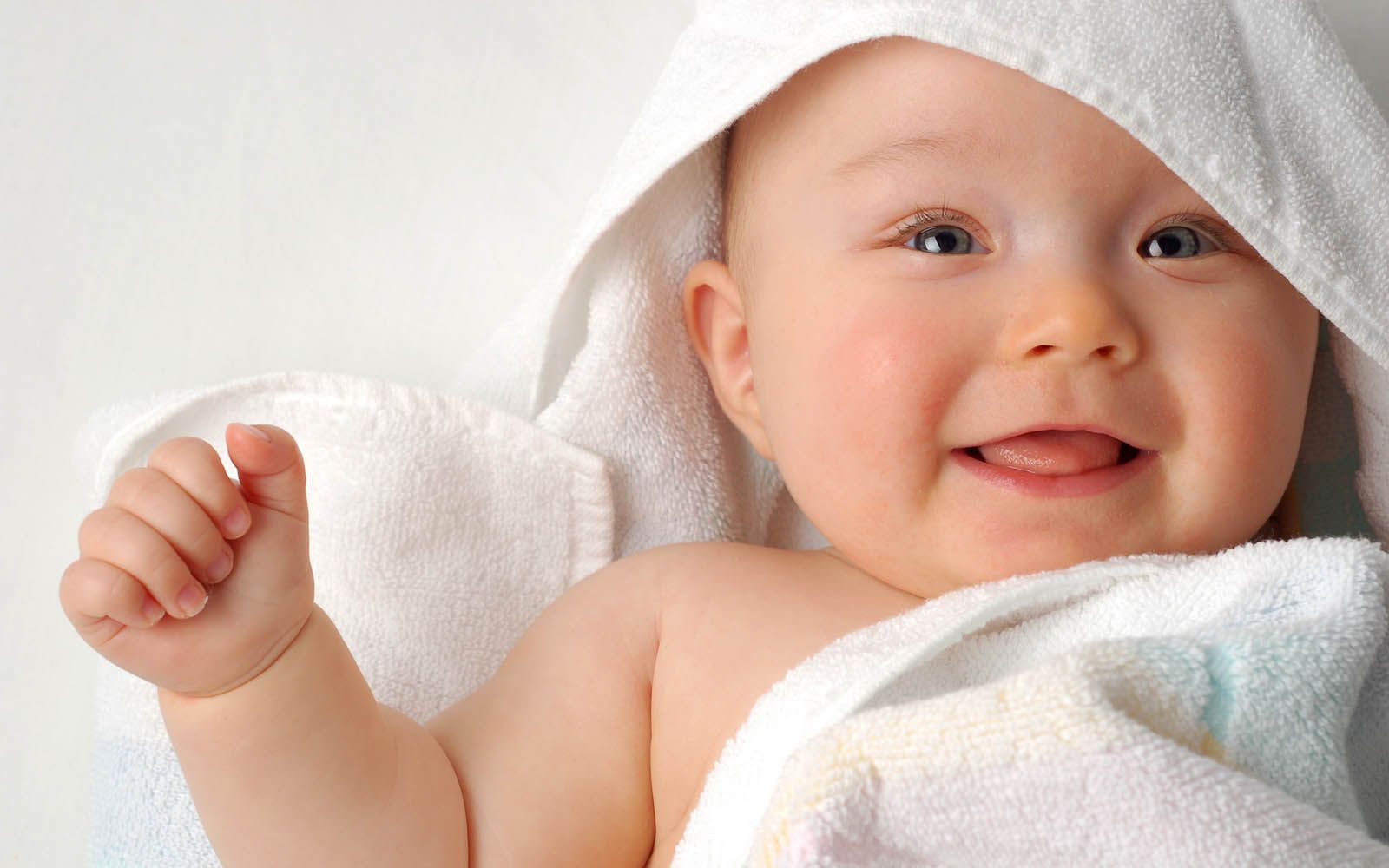 Bambino sorridente con asciugamano bianco, 1600x1000 HD Ready, Desktop