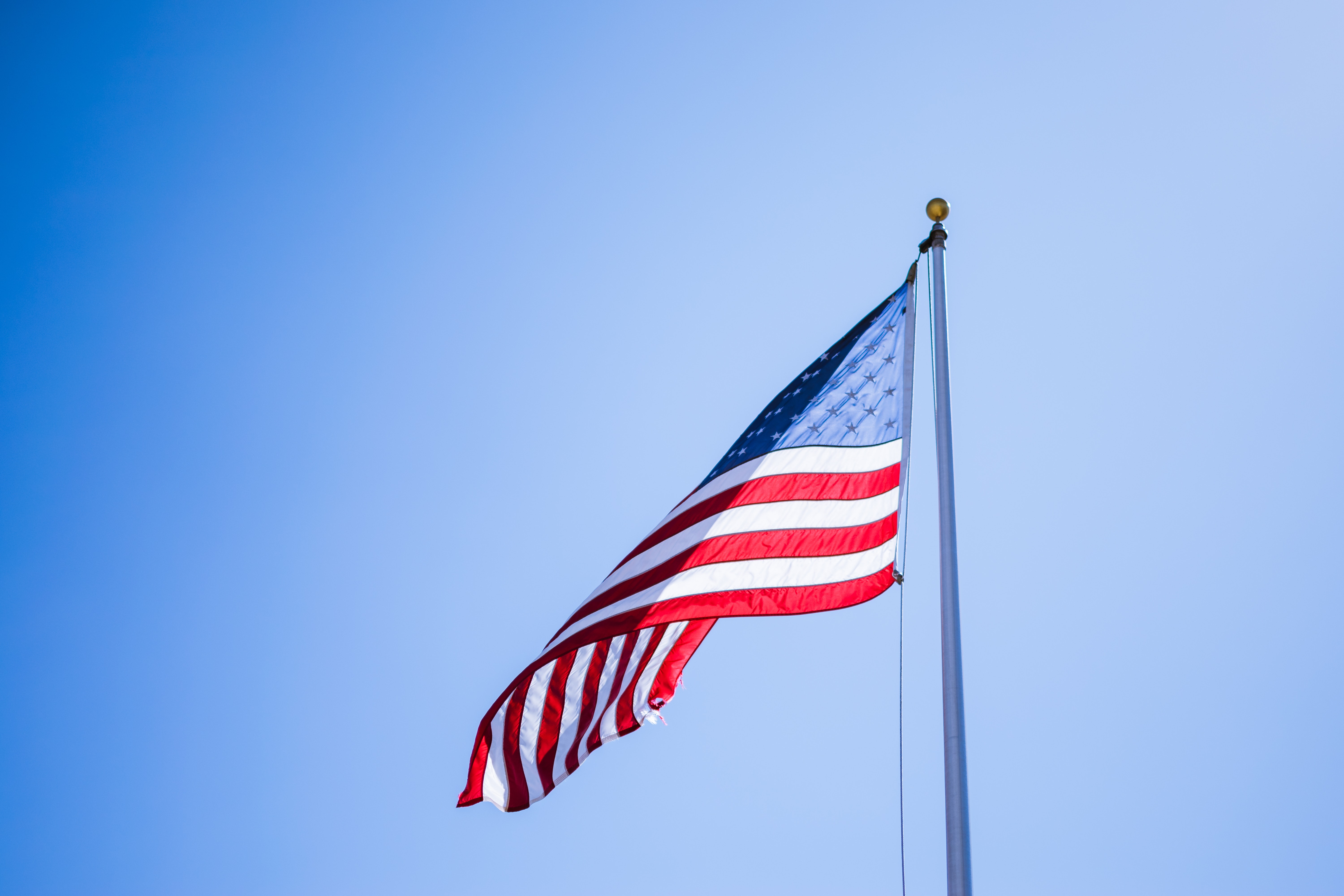 Bandiera americana su cielo blu, 6000x4000 Ultra HD, 4K TV