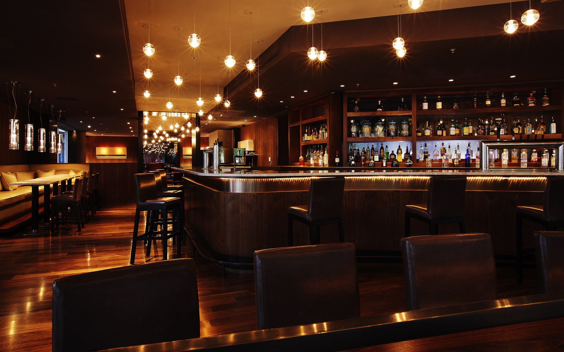 Interno bar con luci pendenti, 1920x1200 WUXGA, PC Desktop
