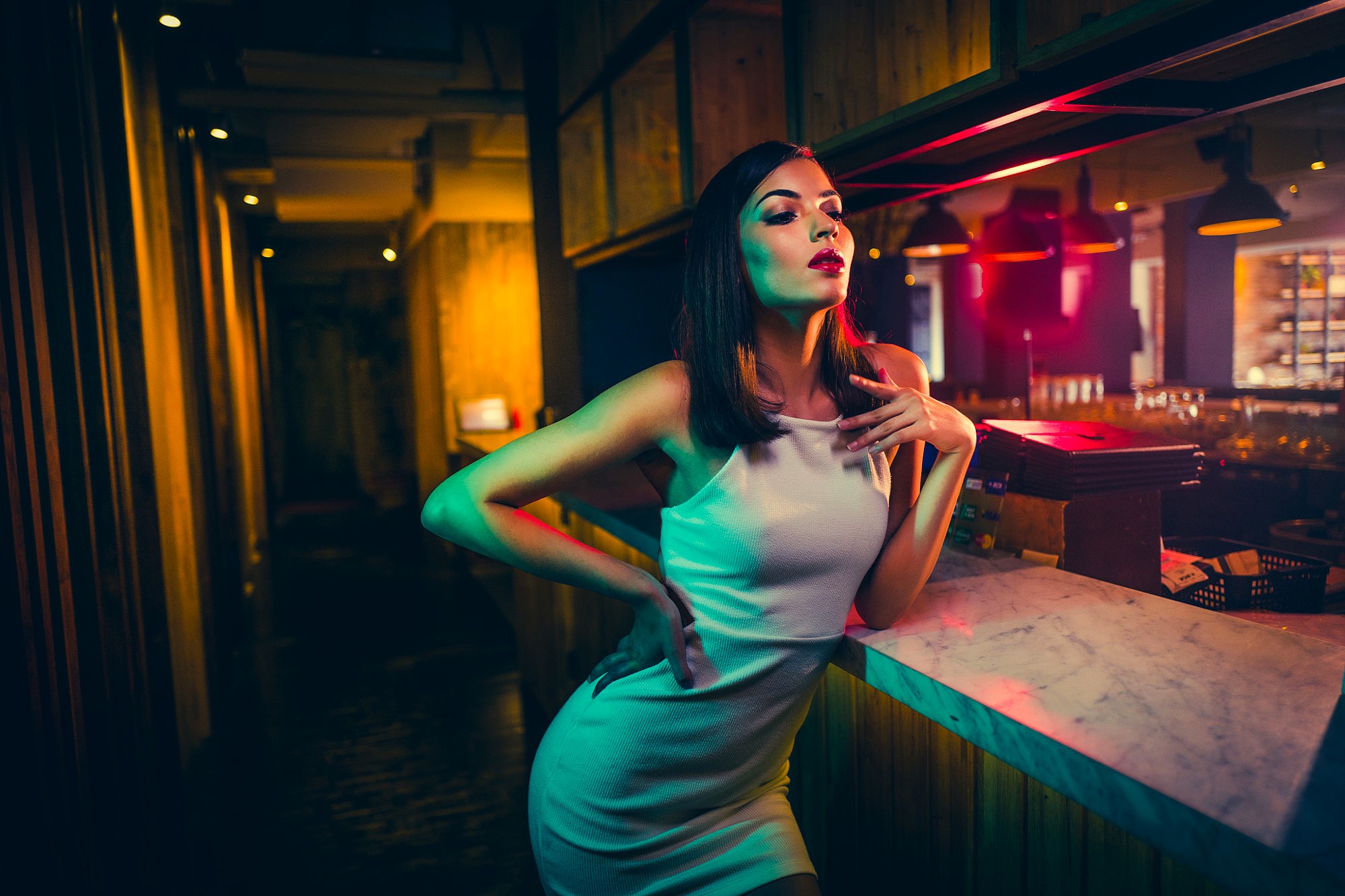 Ragazza in bar notturno, 2000x1333 alta risoluzione, Laptop