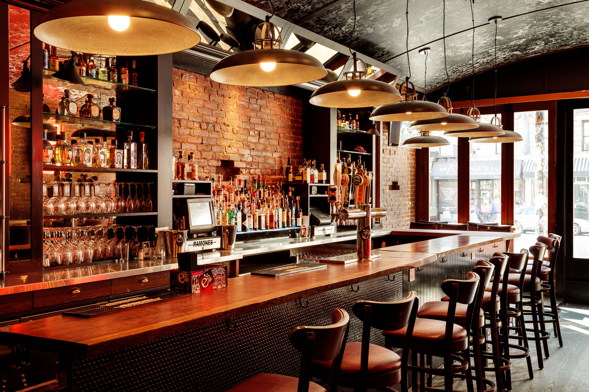 Interno bar con sgabelli, 2000x1333 Hi-Res, Laptop