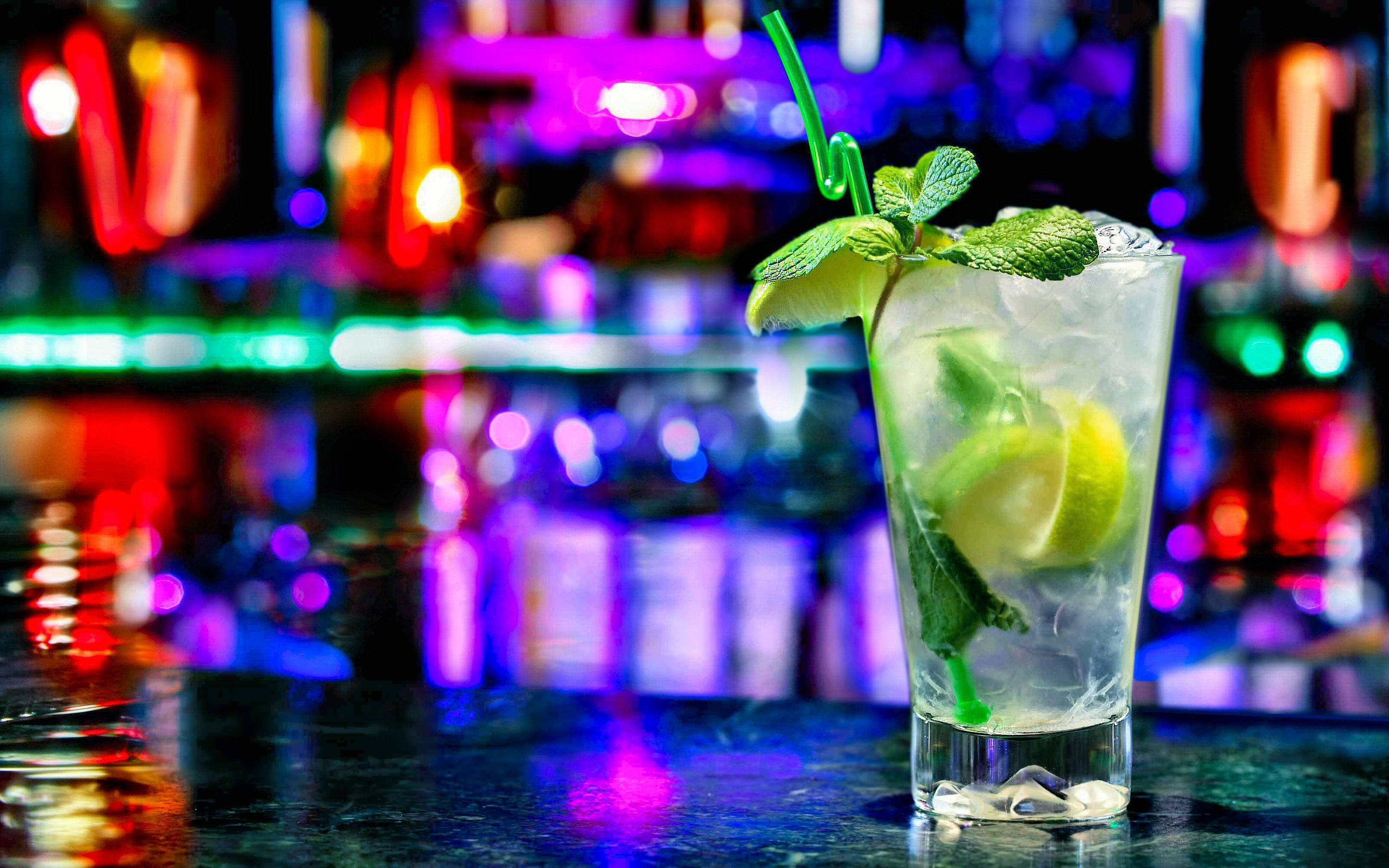 Cocktail mojito su bancone bar, 3200x2000 2K, Monitor Gaming