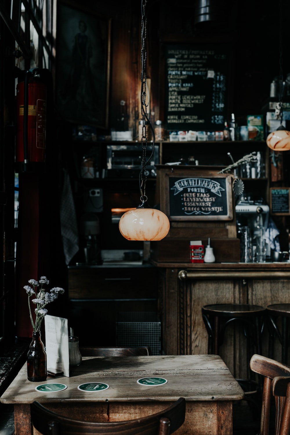 Interno bar vintage in legno, 1000x1500 Full HD Verticale, iPhone
