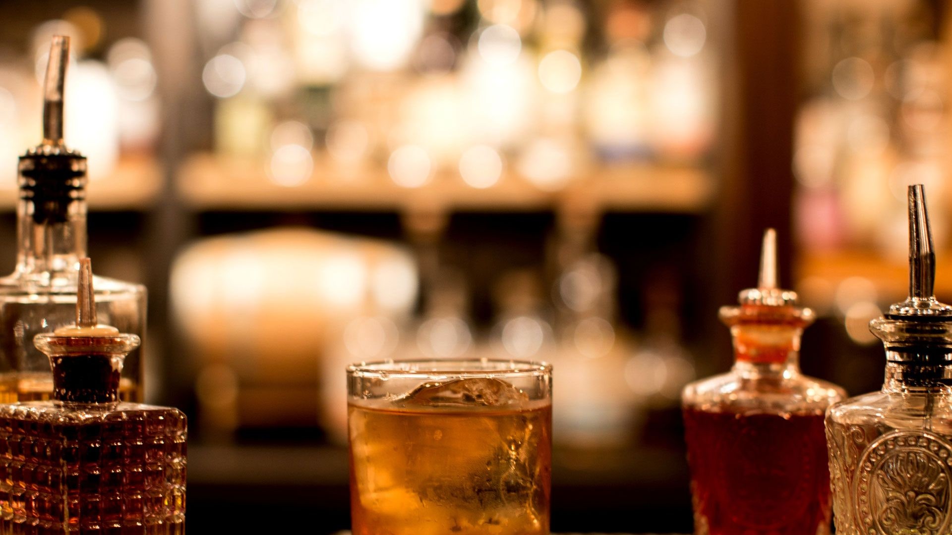 Bottiglie e drink su bancone bar, 1920x1080 Full HD 1080p, Laptop