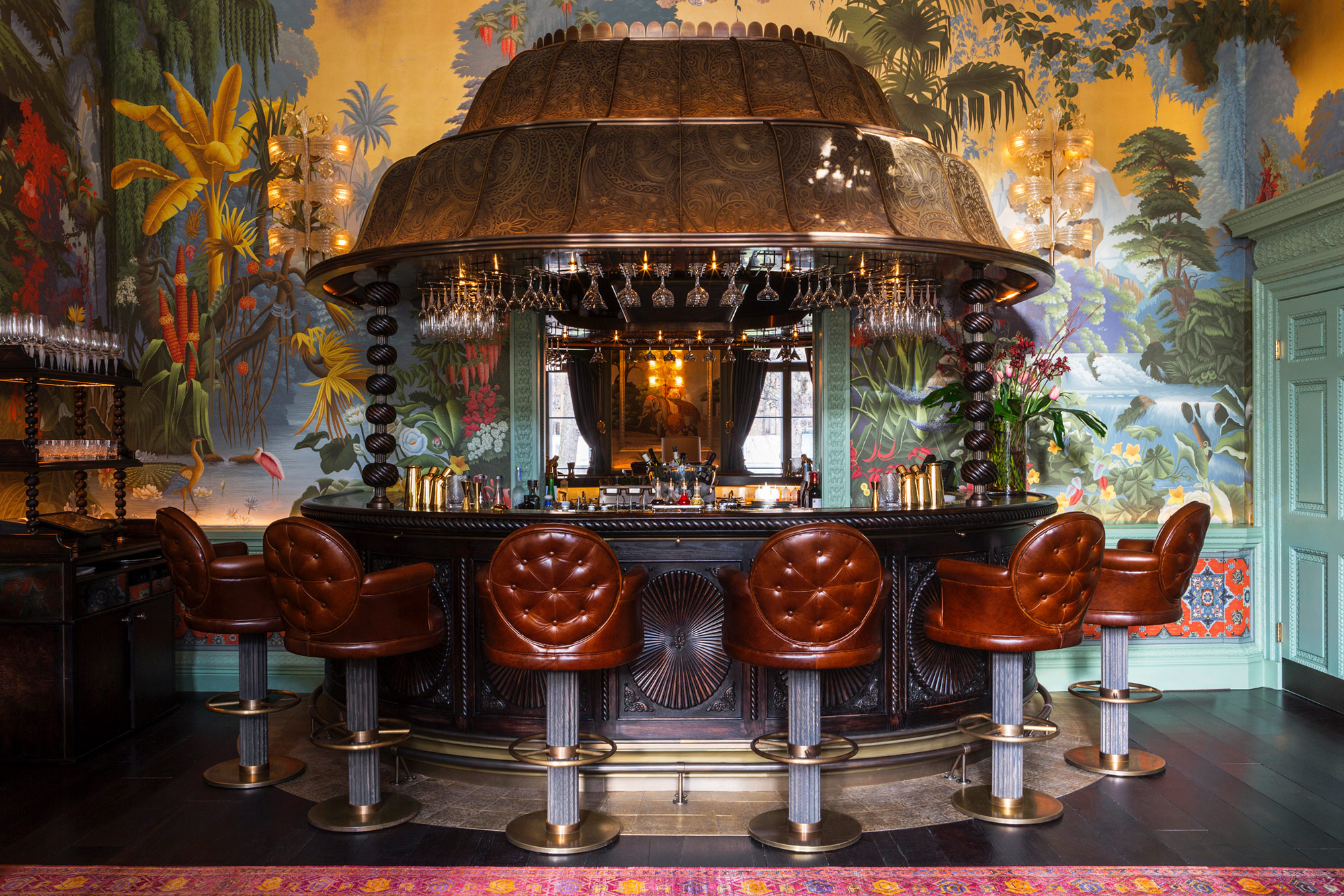 Bar elegante con carta da parati floreale, 2000x1333 Hi-Res, Desktop