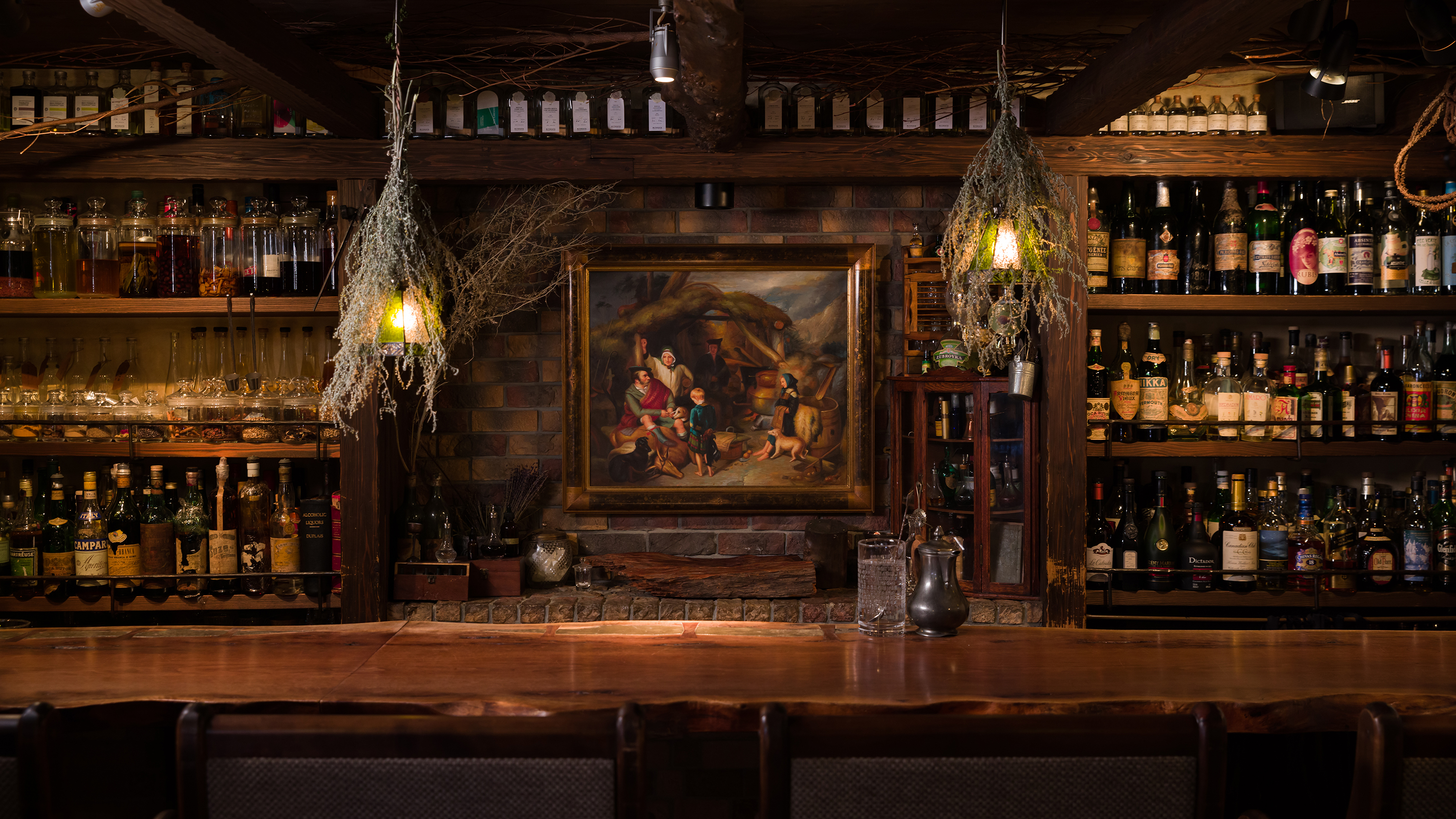 Interno bar vintage con bottiglie, 3000x1688 2K, PC