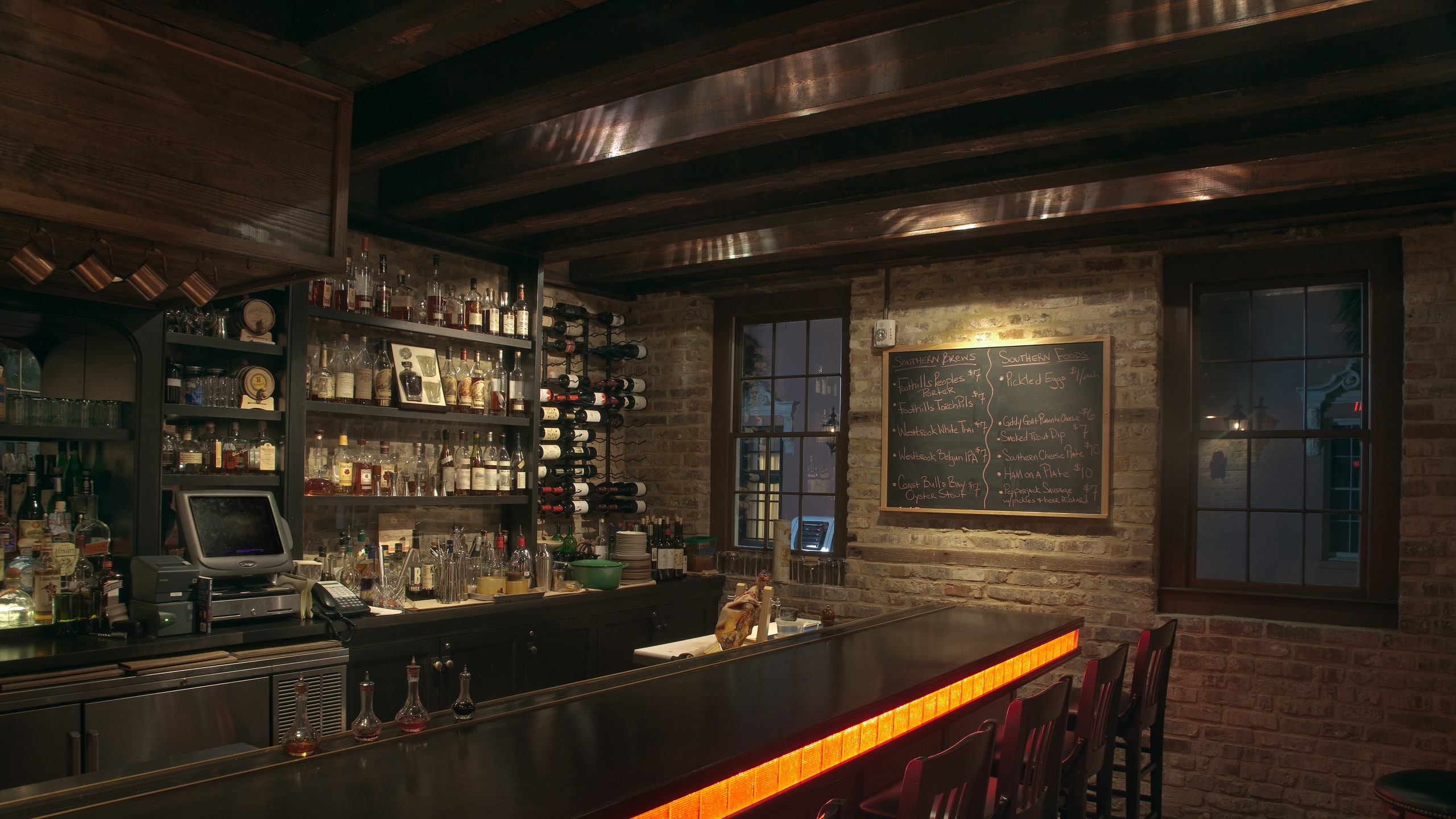 Interno bar rustico in legno, 2560x1440 2K, Monitor Gaming