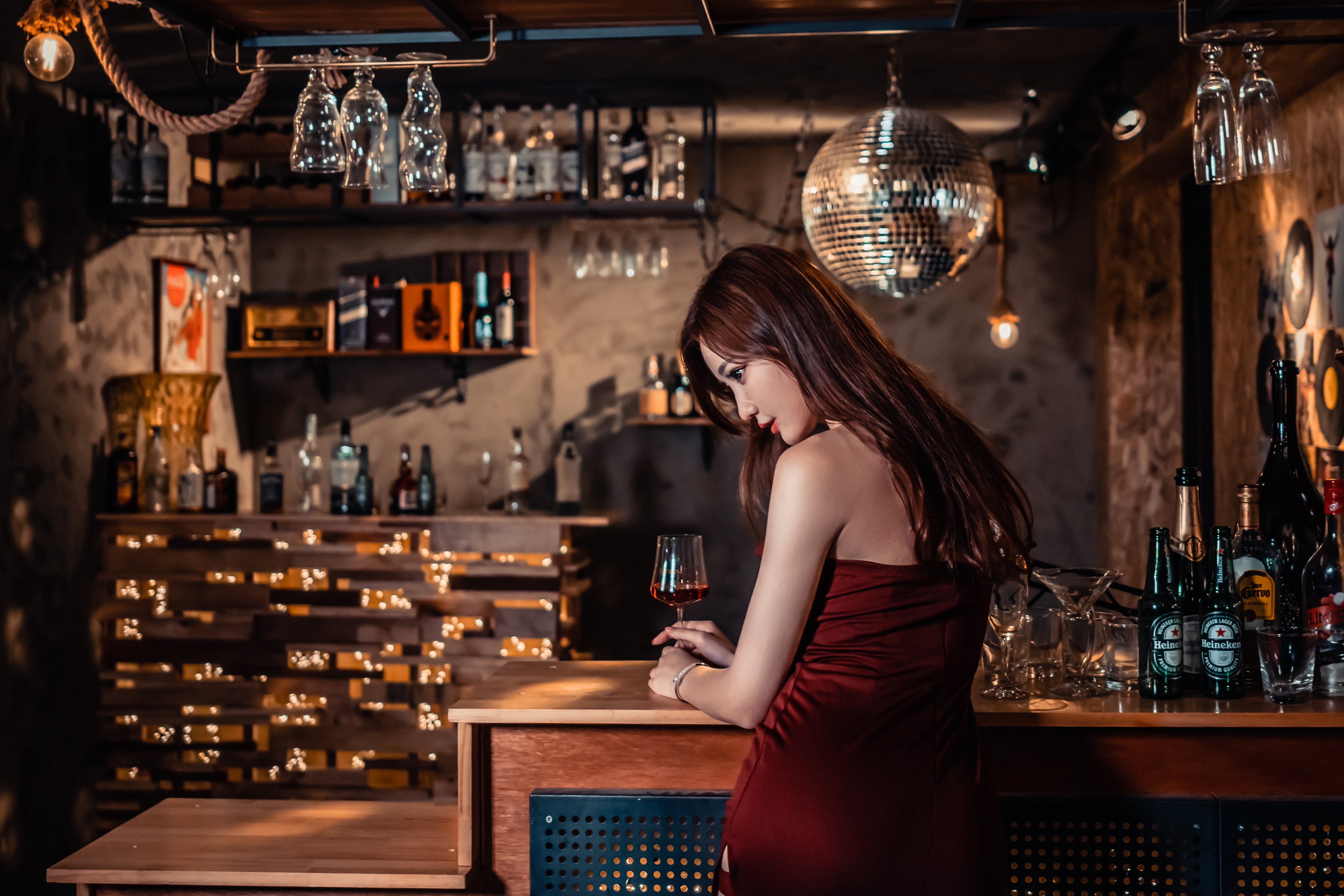 Donna in bar con vino, 4703x3135 Ultra HD, 4K TV