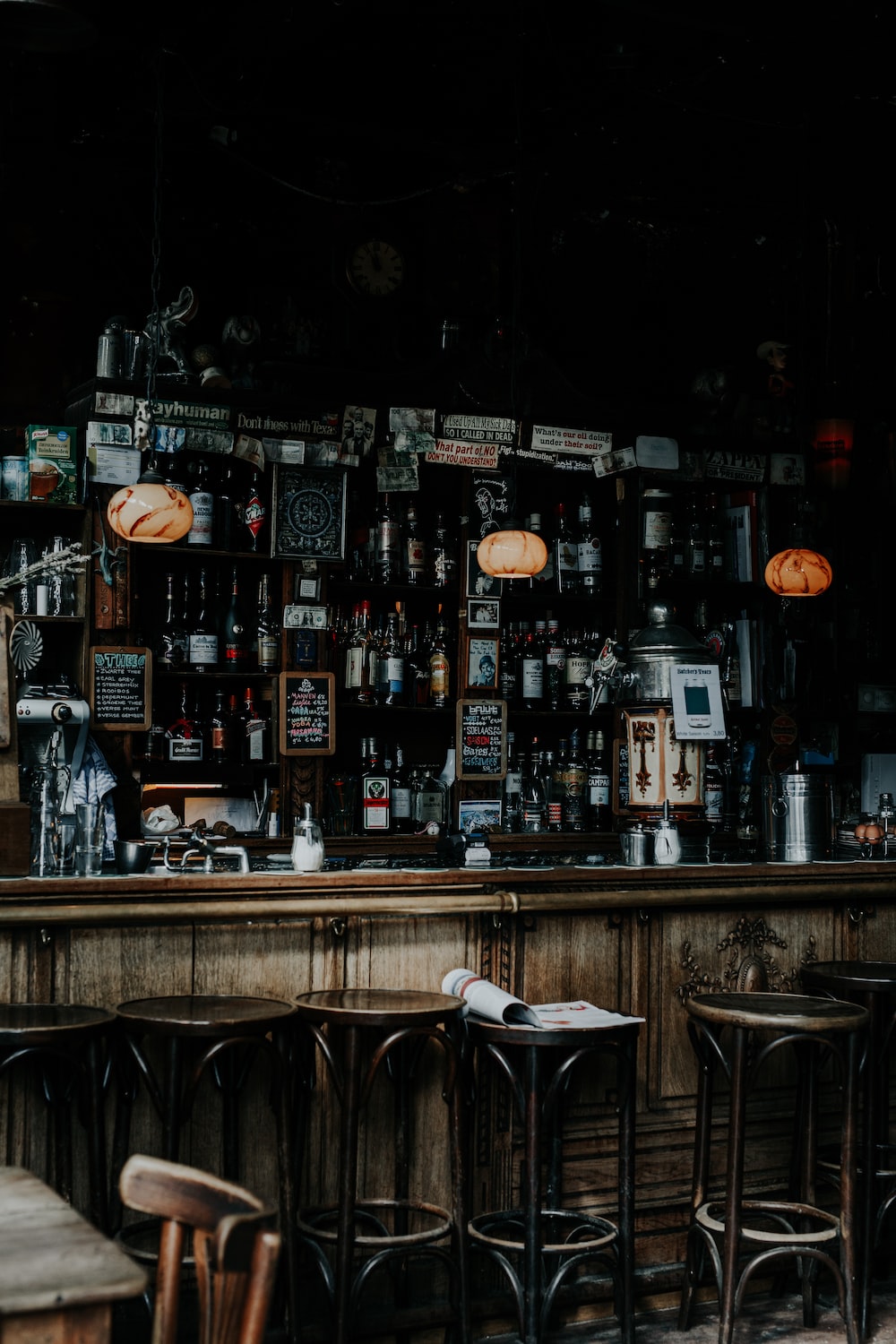Bar vintage con bottiglie e sgabelli, 1000x1500 Full HD Verticale, iPhone