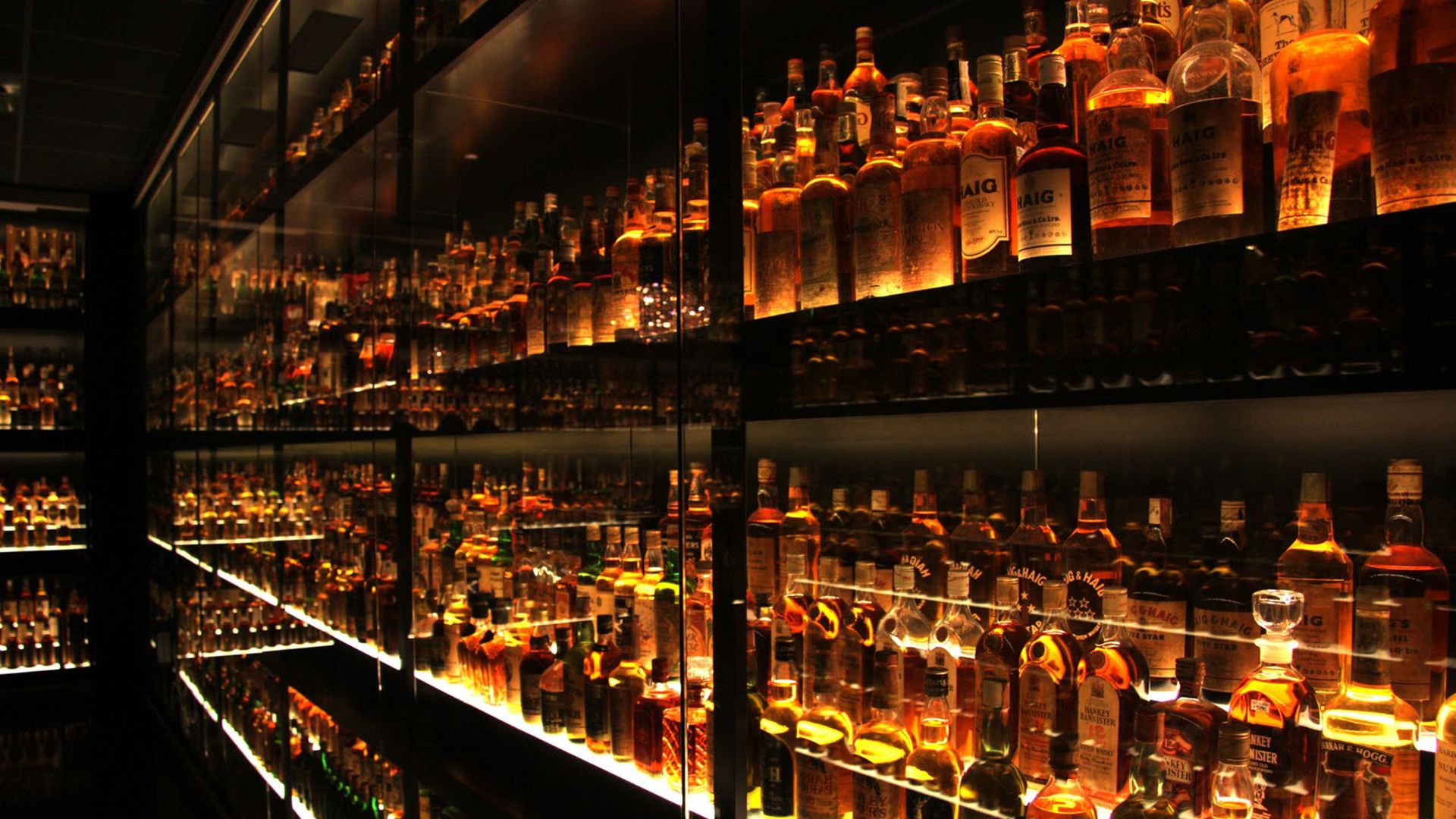 Scaffali bar con bottiglie alcolici, 1920x1080 Full HD 1080p, Desktop