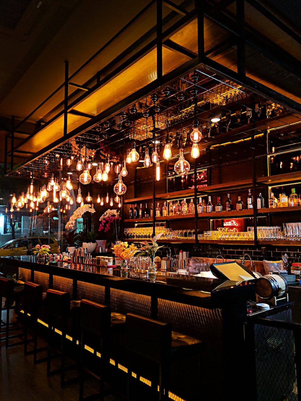 Bancone bar illuminato di notte, 1000x1333 Full HD Verticale, Smartphone