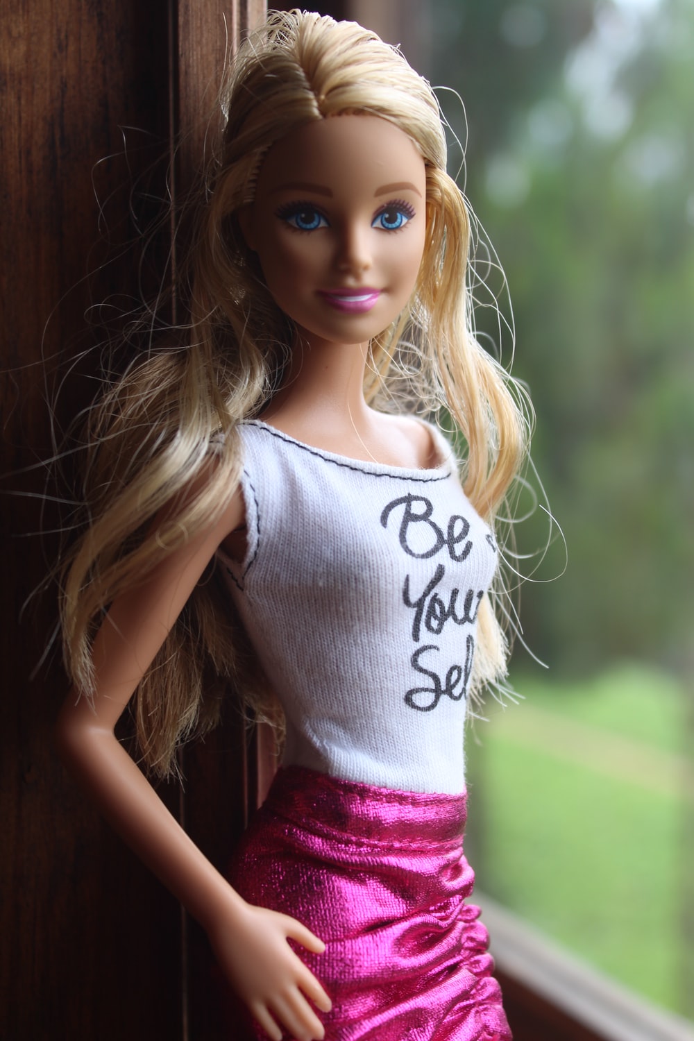 Bambola Barbie bionda finestra, 1000x1500 Verticale, Telefono