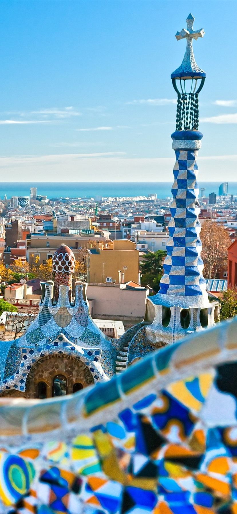 Park Güell Barcellona torre mosaico, 828x1792 Verticale, iPhone Air