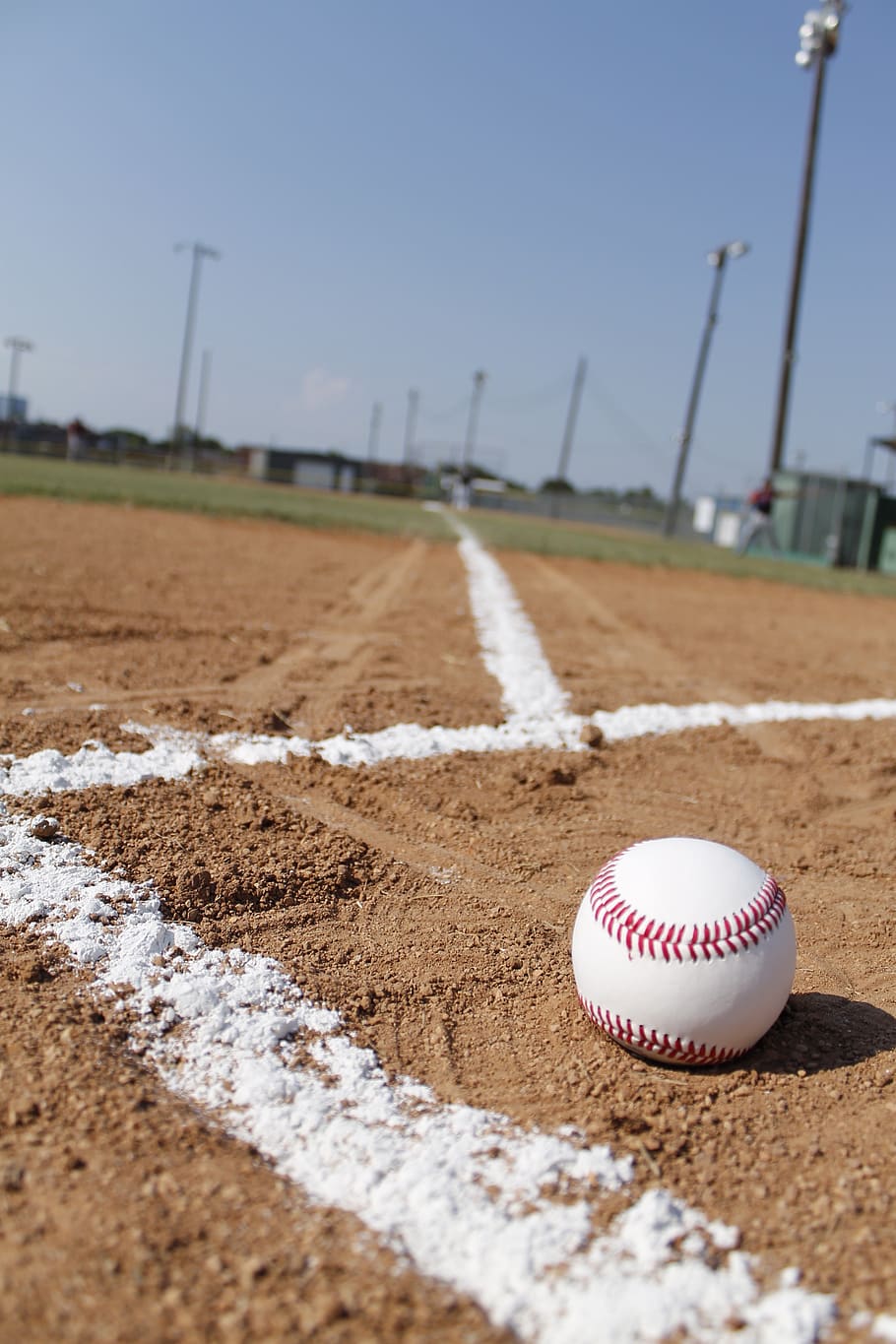 Palla da baseball su campo, 910x1365 Full HD Verticale, Google Pixel