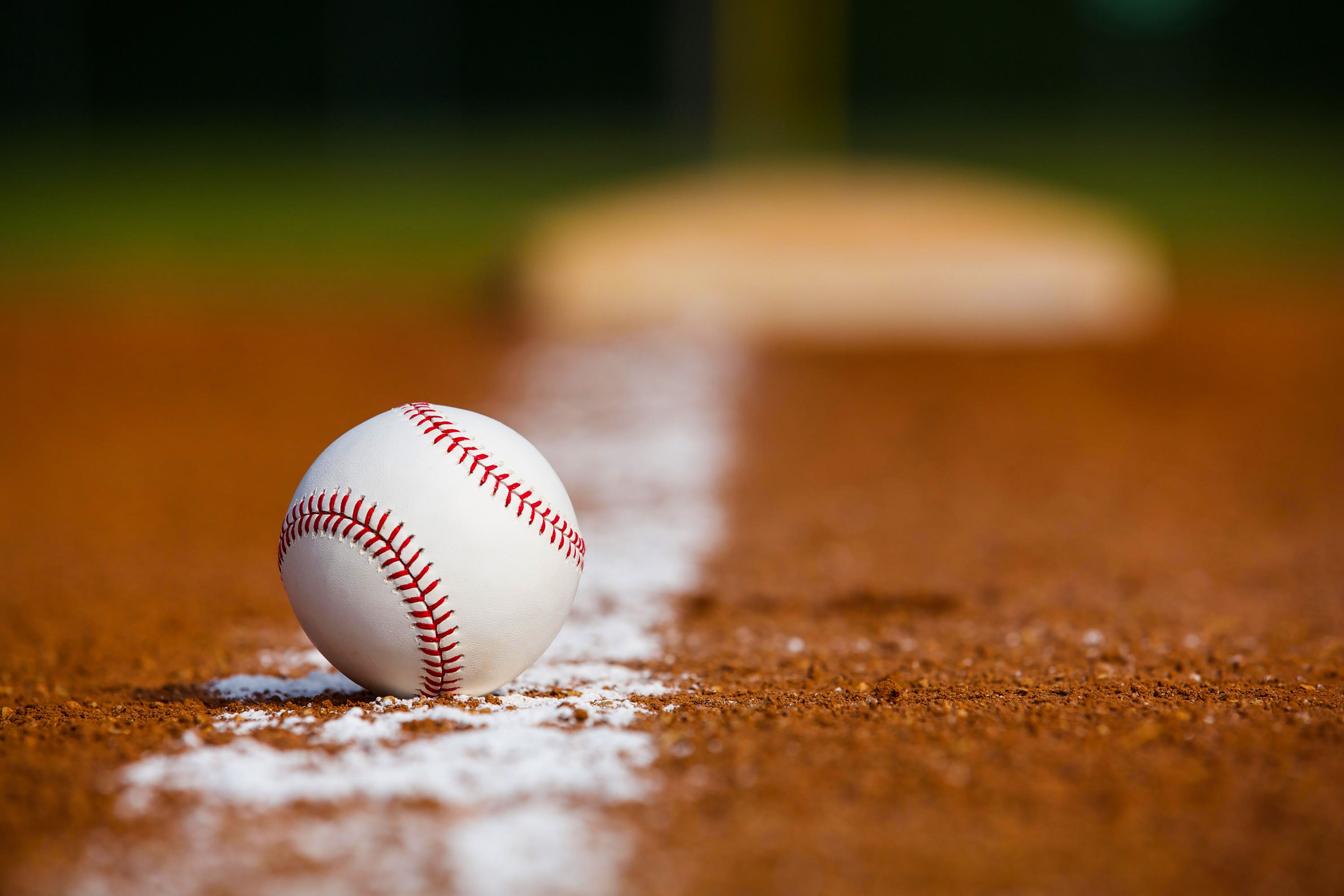 Palla da baseball su campo, 3840x2560 Ultra HD, 4K TV