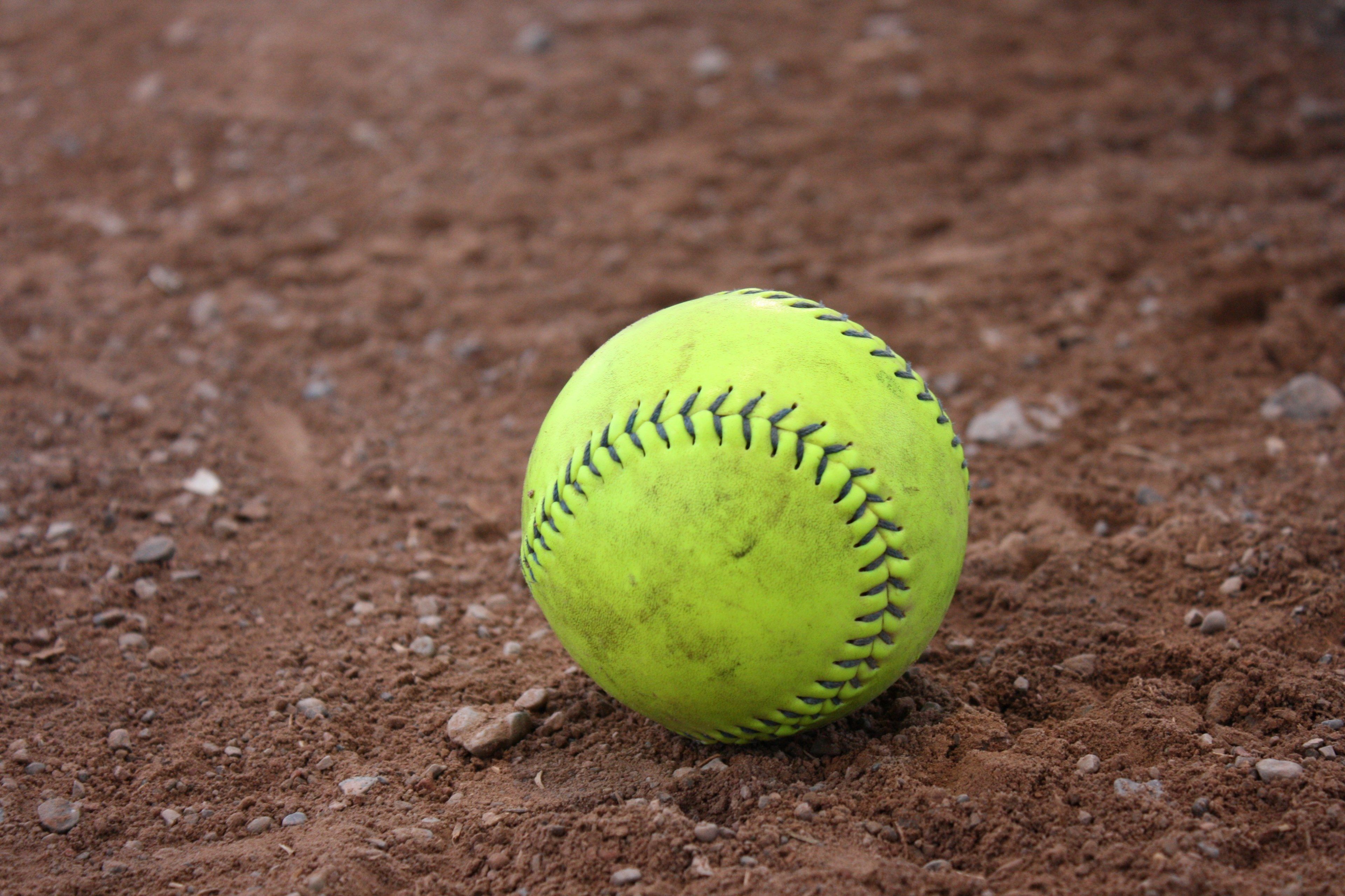 Palla softball gialla su terra, 3840x2560 UHD, PC 4K