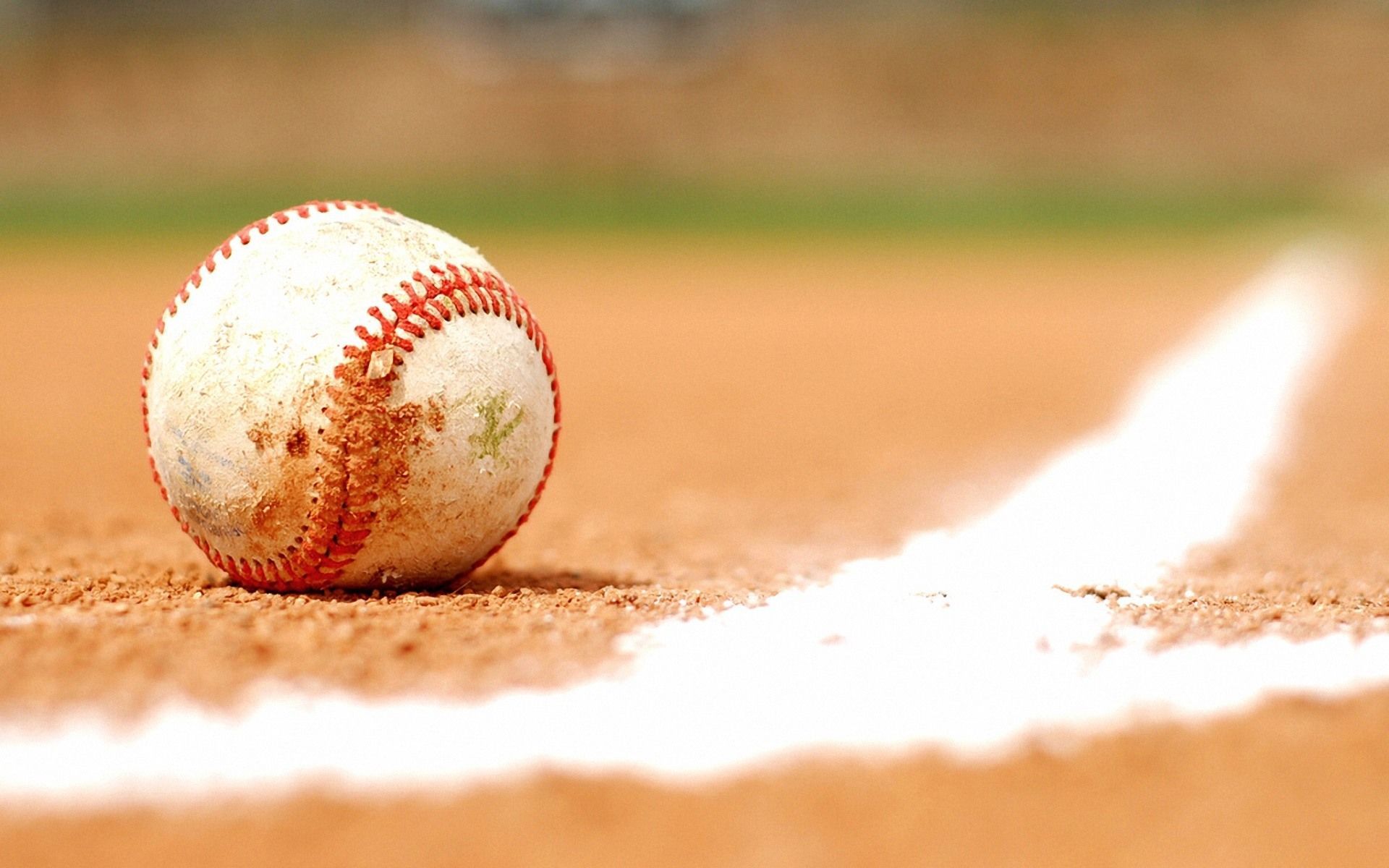 Palla da baseball sul campo, 1920x1200 Full HD+, Desktop