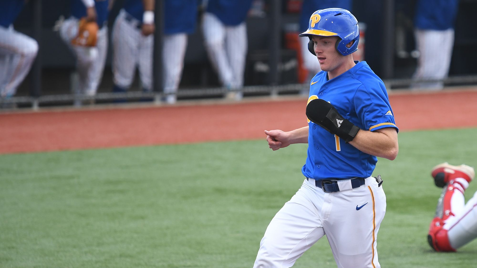 Giocatore baseball Pitt Panthers corre, 2000x1125 Hi-Res, Desktop